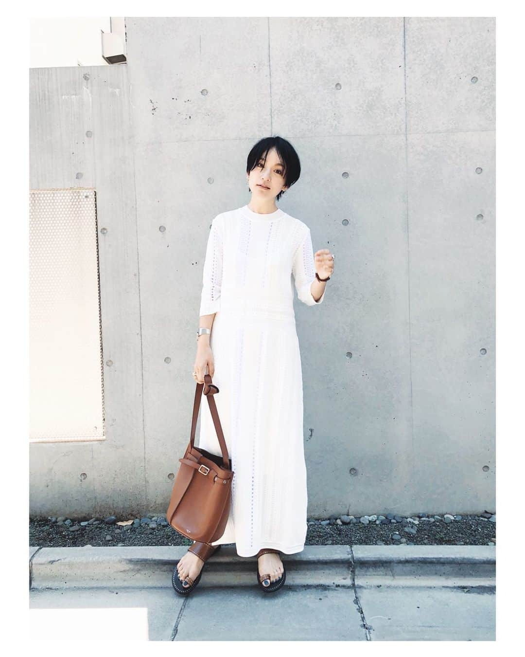 高山都さんのインスタグラム写真 - (高山都Instagram)「暑い🌿 @etretokyo のニットワンピース、かわいいと褒められて気分がいい。 #都ふく 白い服、この時期は特に選びたくなる。陽射しに映えるよねー🌞 bag @oldceline  sandal @isabelmarant  白とキャメルで2色コーデの日。」5月24日 13時50分 - miyare38