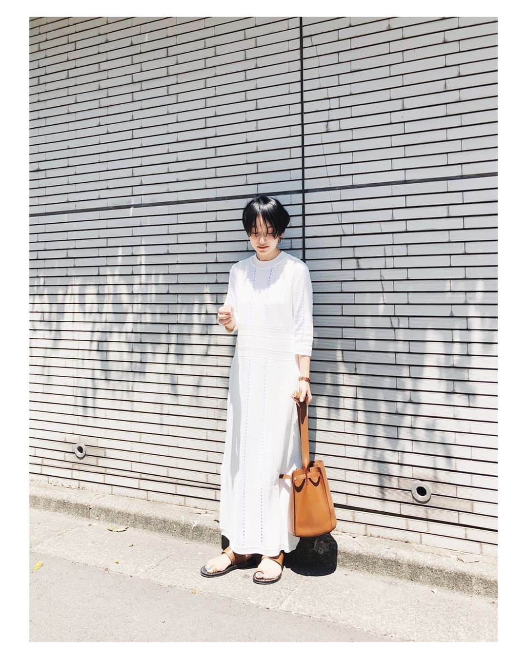 高山都さんのインスタグラム写真 - (高山都Instagram)「暑い🌿 @etretokyo のニットワンピース、かわいいと褒められて気分がいい。 #都ふく 白い服、この時期は特に選びたくなる。陽射しに映えるよねー🌞 bag @oldceline  sandal @isabelmarant  白とキャメルで2色コーデの日。」5月24日 13時50分 - miyare38