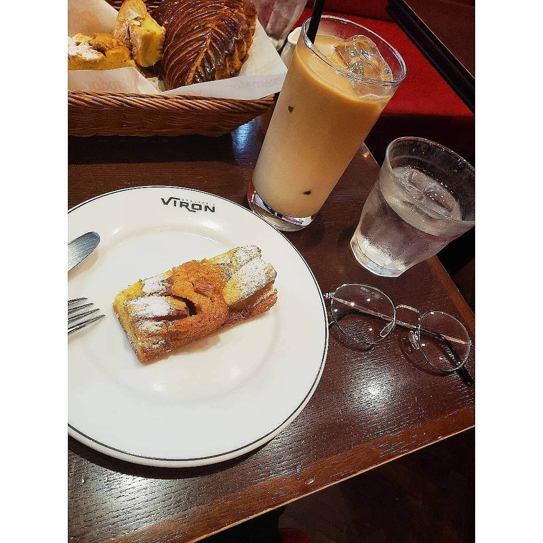 LUNAさんのインスタグラム写真 - (LUNAInstagram)「. . 🍞🍞🍞🍞🍞. . . #viron #パン #渋谷パン屋 #渋谷ランチ #お洒落 #パン屋巡り #yummy #アップルパイ #フランスパン #サンドイッチ #リンゴ #くるみ #美味しい #幸せ #お腹すいてきた #lunch #tokyo #likeme #followme #팔로우 #카페 #카페스타그램 #赞 #好吃 #粉我 #照片 #我的最愛」5月24日 13時42分 - luna_0229