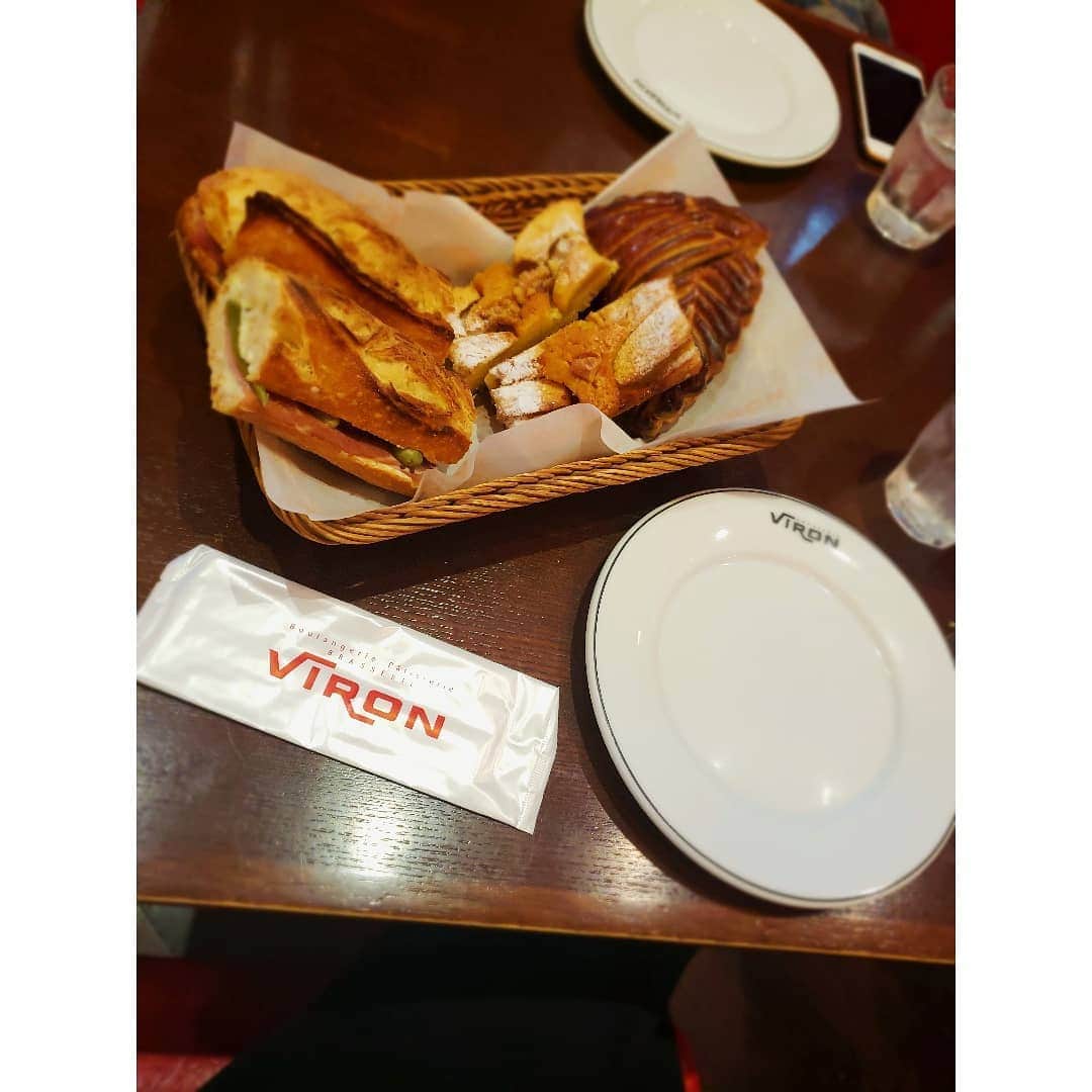 LUNAさんのインスタグラム写真 - (LUNAInstagram)「. . 🍞🍞🍞🍞🍞. . . #viron #パン #渋谷パン屋 #渋谷ランチ #お洒落 #パン屋巡り #yummy #アップルパイ #フランスパン #サンドイッチ #リンゴ #くるみ #美味しい #幸せ #お腹すいてきた #lunch #tokyo #likeme #followme #팔로우 #카페 #카페스타그램 #赞 #好吃 #粉我 #照片 #我的最愛」5月24日 13時42分 - luna_0229