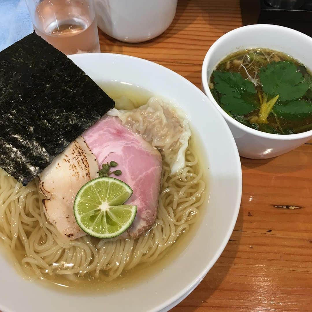 山西章博のインスタグラム：「つけめんやのにもう汁に浸かっとる。 #つけめん #つけなくても美味い #ワンタンサービス #ワンタンというかもうギョーザ #とにかく美味い #お上品なお味  #主夫お休み」