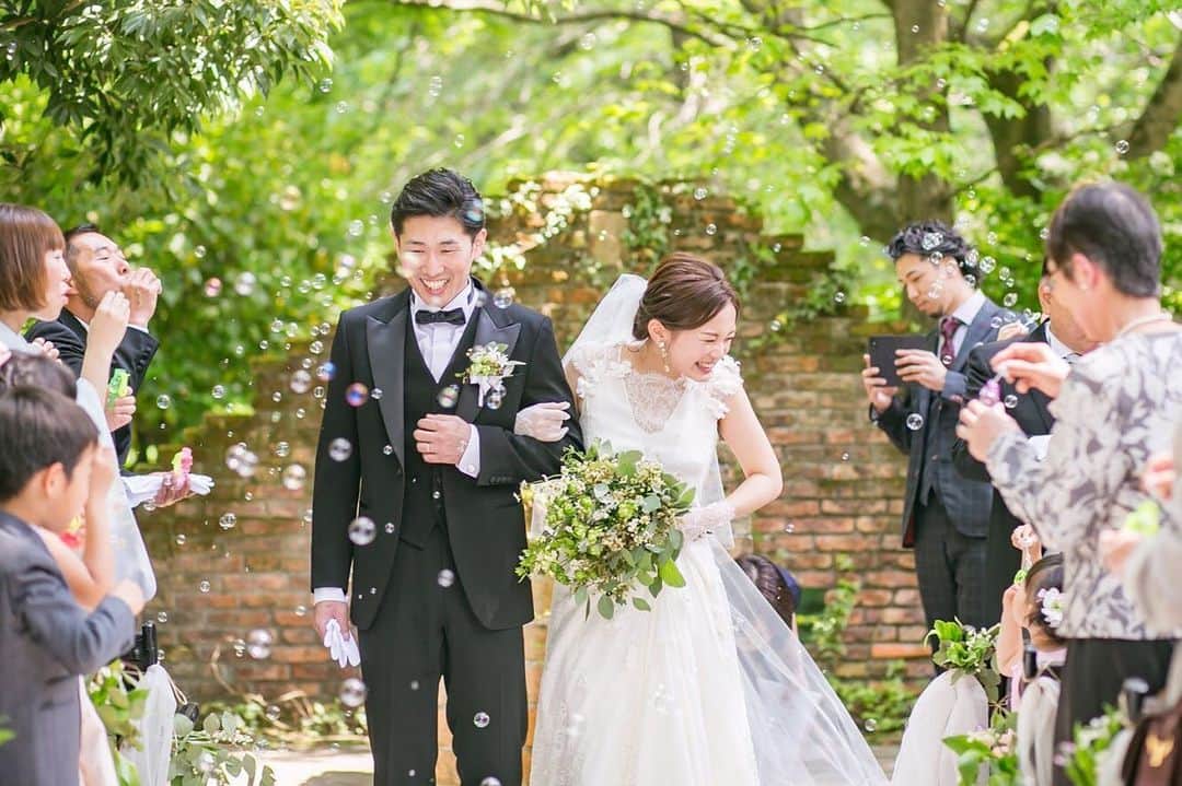 のインスタグラム：「#orbweddingreport -お問い合わせ--------------------------- ＠LINEからもお気軽にご連絡いただけます🙆‍♀️ 🆔@orb_wedding(@マーク含む) ☎︎ 0120-790-479 トップページのHPからもご覧くださいませ♡ ----------------------------------------- orbでお手伝いさせていただいたお客様より、素敵なお写真をいただきました👗💐 * *﻿ 田主丸にあるグリーンヒルでのお式。 1組だけの貸切ウェディングが叶う、自然いっぱいに囲まれたとても素敵な会場様です🍃🥰 *﻿ セレクトされたウェディングドレスは、 JUNOの @celestinaagostino  試着はこのドレスのみだったとのこと。 ご新婦様のセンスが光る、一着ですね✨ *﻿ 柔らかなチュールやレースが ナチュラルガーデンウェディングに ぴったりです🍃🍃 *﻿ * orbで式場探しとお衣裳選びのお手伝いをさせていただき、ありがとうございました🕊️ * #orb_wedding #ウェディングドレス #celestinaagostino #セレスティーナアゴスティーノ #結婚式 #前撮#フォトウェディング#パーティレポート #卒花嫁 #プレ花嫁 #日本中のプレ花嫁さんと繋がりたい #式場探し #ドレス探し #結婚式準備#運命の1着#フォトウェディング福岡 #パーティレポート #卒花フォト #プレ花嫁福岡 #式場探しレポ #ドレス探しの旅 #結婚式準備のお手伝い#とびきりのウェディングドレス  #オーブウェディング #2019夏婚 #2019秋婚 #2019冬婚 #2019春婚#令和婚」