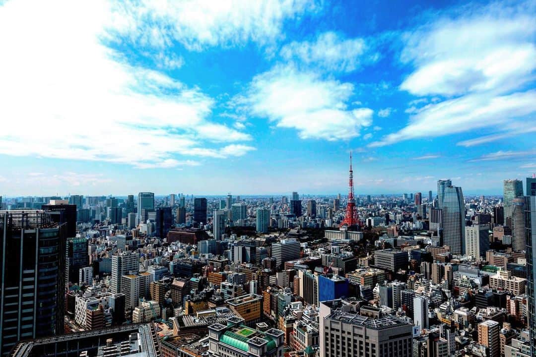 Conrad Tokyoのインスタグラム：「太陽の光が降り注ぐいいお天気です。すてきな金曜日を。 Beautiful sunshine here in Shiodome. @conrad_tokyo #コンラッド東京 #ホテル #汐留 #東京 #日本 #景色 #浜離宮 #青空 #庭園 #ConradTokyo #StayInspired #Conrad #hotel #Tokyo #Japan #view #hamarikyu #garden #exterior  #东京康莱德酒店 #콘래드도쿄」