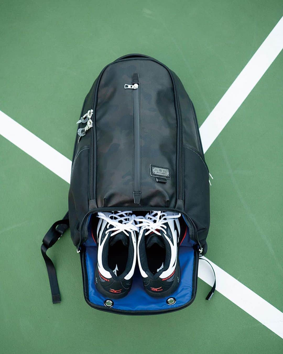 マスターピースさんのインスタグラム写真 - (マスターピースInstagram)「master-piece × MIZUNO COLLABORATION SERIES "TENNIS GEAR COLLECTION"  MIZUNOが持つスポーツのノウハウをベースに、master-pieceが持つバッグへのファンクショナルな思考が融合。昨年より始動した"MIZUNO × master-piece collaboration series"のアナザーラインとして、よりスポーツに特化しつつ、ハイエンドなファッション性を持ったテニスバッグが完成。7月12日発売。  #mspc #mizuno #masterpiece #collaboration #tennis」5月24日 13時57分 - masterpiece_japan