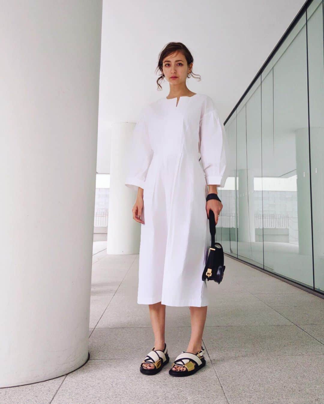 エリーローズさんのインスタグラム写真 - (エリーローズInstagram)「Summer white dresses, always a classic. 夏はやっぱりクラシックな白  ヘアメイクもニュアンスきかせて  Dress : @celine  Bag : vintage @celine  Sandals : @marni Earrings : @mariablackjewellery」5月24日 13時58分 - ellirose