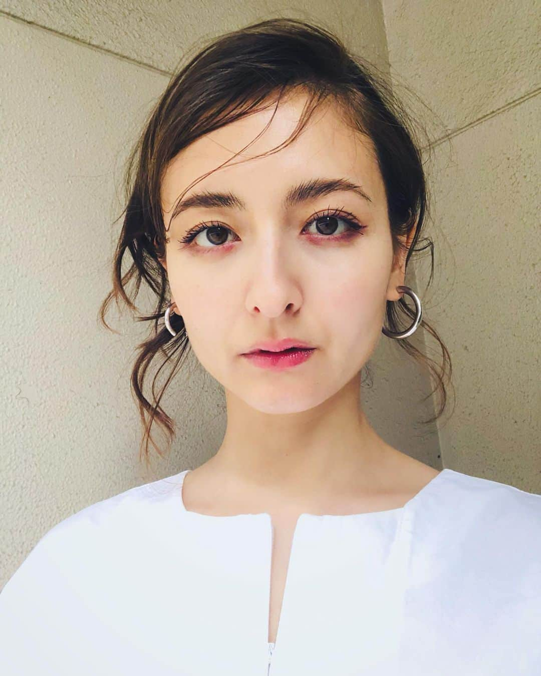 エリーローズさんのインスタグラム写真 - (エリーローズInstagram)「Summer white dresses, always a classic. 夏はやっぱりクラシックな白  ヘアメイクもニュアンスきかせて  Dress : @celine  Bag : vintage @celine  Sandals : @marni Earrings : @mariablackjewellery」5月24日 13時58分 - ellirose