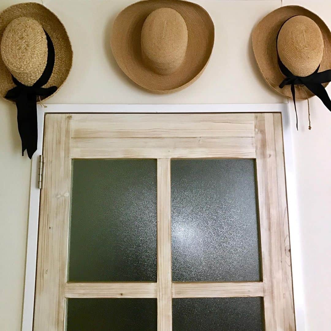 光野桃さんのインスタグラム写真 - (光野桃Instagram)「もう使わないとわかっていても、麦わら帽子とビーサンは捨てることができない。夏の匂いが記憶を呼びさますからかしら。 今日はもう夏？  #夏日 #麦わら帽子」5月24日 14時00分 - mitsuno.momo