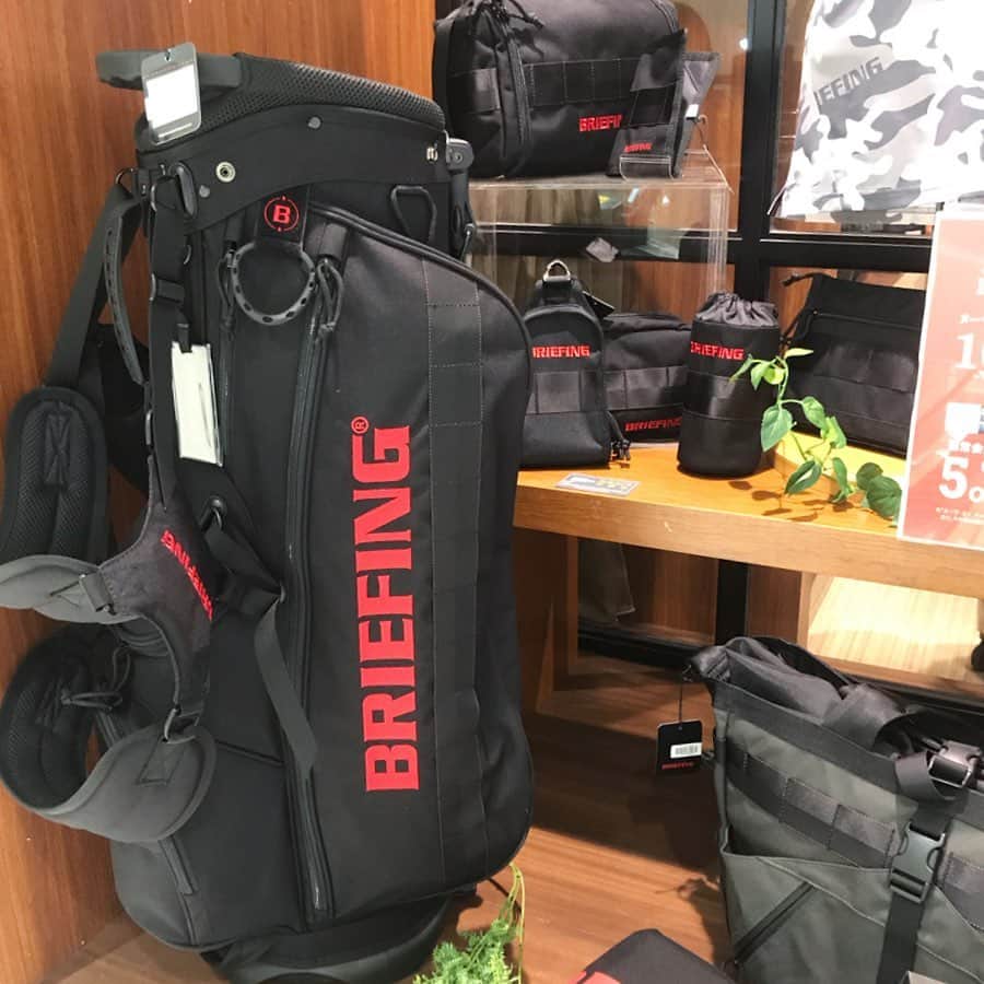 のインスタグラム：「【西館6F コレクターズ】ブリーフィングPOP UP SHOPを店内にて開催中！ . 普段はお取り扱いのないゴルフラインを展開しております🏌️‍♂️🏌️‍♀️⛳️ . その他にも耐久性に加えて、機能美に溢れたデザインでデイリーユースにもビジネスにも使える「ブリーフィング」のバッグを種類豊富に取り揃えております！ . 詳しくはコレクターズ名古屋パルコ店までお問い合わせください。 . . . ◆30th SUMMR PARTY SALE 開催！◆ 30th PARTY SALE(5.23 thu - 5.29 wed)開催！ 〈PARCOカード〉でおトクな7日間。 人気ショップが店頭にてSALEに加え、5.22 wed - 5.29 wedは〈PARCOカード〉ご利用・新規ご入会で5%OFF、クラスS会員様は10%OFF！ ※ご請求時。 . 詳細はプロフィール画面のURL 名古屋パルコホームページをチェック . . #ブリーフィング #ブリーフィングゴルフ #ゴルフクラブ#ゴルフ #バッグ #BRIEFING #名古屋パルコ #名古屋 #nagoya #parco #nagoyaparco #栄  #sakae #矢場町 #partysale #sale #セール #パルコカード」