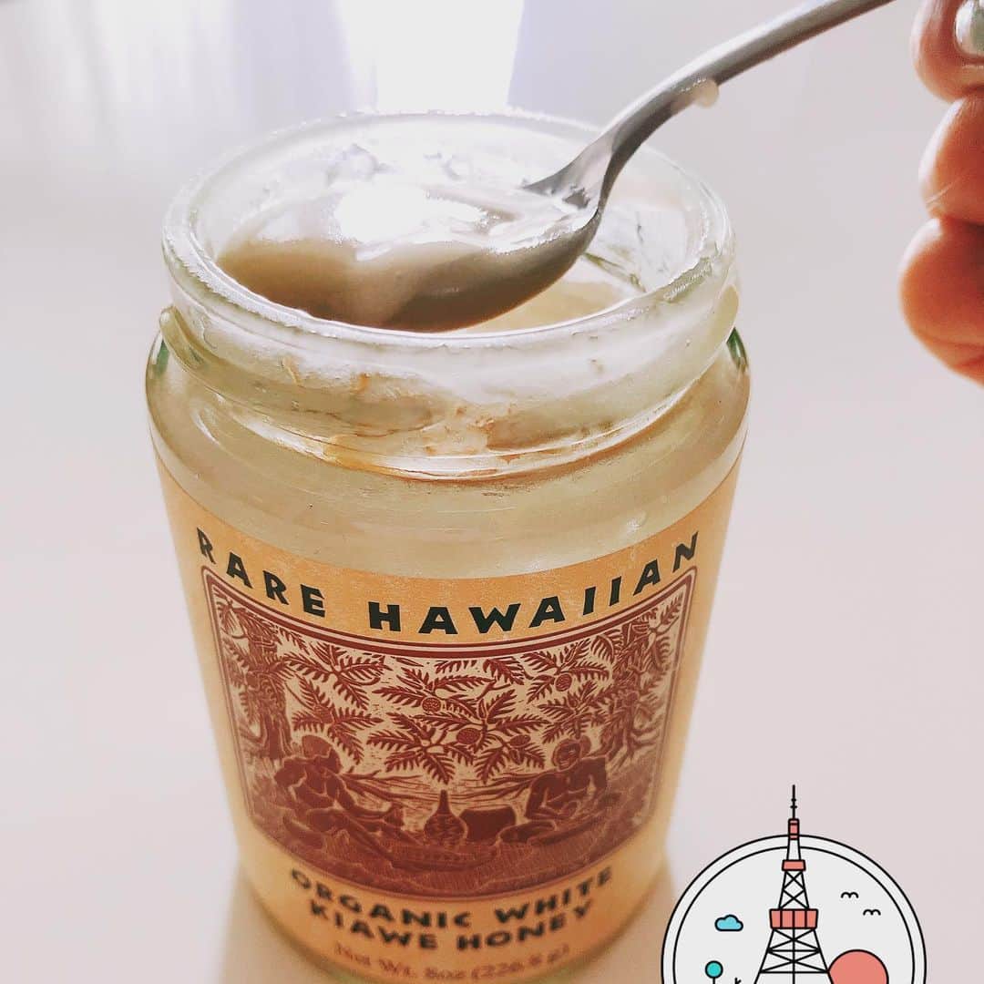 佐伯紅緒さんのインスタグラム写真 - (佐伯紅緒Instagram)「ハワイ島のスーパーでなんとなくよさげなので買った生ハチミツ「キアヴェホワイトハニー」。 食べてみたらこれがビックリするほど美味しくて、なんなんだと思って調べたら2度ビックリ。  ここ数年で大人気となった、ハワイ島原産の世界最高のハチミツでした。  ホワイトハニーは無農薬、無低温殺菌の100％オーガニック。蜂蜜の中に酵素がたっぷり含まれています。 また、ビタミンやミネラルなどもたっぷりで、その為、女性には嬉しい若返りや、アンチエイジングの効果が期待されているそうです。 それに加えて、キアヴェの蜂蜜には他の蜂蜜とは比べられないくらいの強い抗菌作用があるそうです。  ホテル近くのスーパーマーケットの棚にはいろんなハチミツがあったんですが、なぜかこれだけ光って見えたんです。お高めでしたが買ってみて大正解。  自分でもイヤになるくらいのアンチエイジング感度の高さです。  ちなみにこの奇跡のハチミツ、日本で買うと倍します。 まとめ買いすれば良かった。  #kiavehoney  #ハワイ島 ＃オーガニック #ホワイトハニー #キアヴェハニー」5月24日 14時17分 - beniosaeki