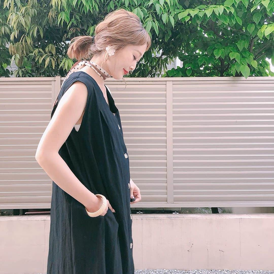 Kikuno Sayumiさんのインスタグラム写真 - (Kikuno SayumiInstagram)「〻2way onepiece 〻 ・ ・ ・ @roomys_official の#リネンタッチ2WAYボタンワンピース を2通り着回してみたよ𓂃 ・ ベルト付きだけど無しで着てる。サイズはフリーサイズ、色はブラック💡 ・ ・ 1枚で着てスカーフやバレエシューズで女らしくしたり、ミリジャケやキャップでカジュアルに着ても◎ ・ ポケット付き🙆‍♀️ ・ ・  onepiece▶ @roomys_official ・ ・ ・  #カジュアル#夏コーデ#패션스타그램#옷스타그램#오오티디#ファッション#fashion#ママ#ママコーデ#プチプラコーデ#大人カジュアル#シンプルコーデ#大人可愛い#ジユジョ#マタニティコーデ #ぷんにー#ママリ#ママリファッション#妊娠8ヶ月#UNIQLO#ユニジョ#2way#着回しコーデ#roomys#roomys_style」5月24日 14時26分 - sayumikikuno