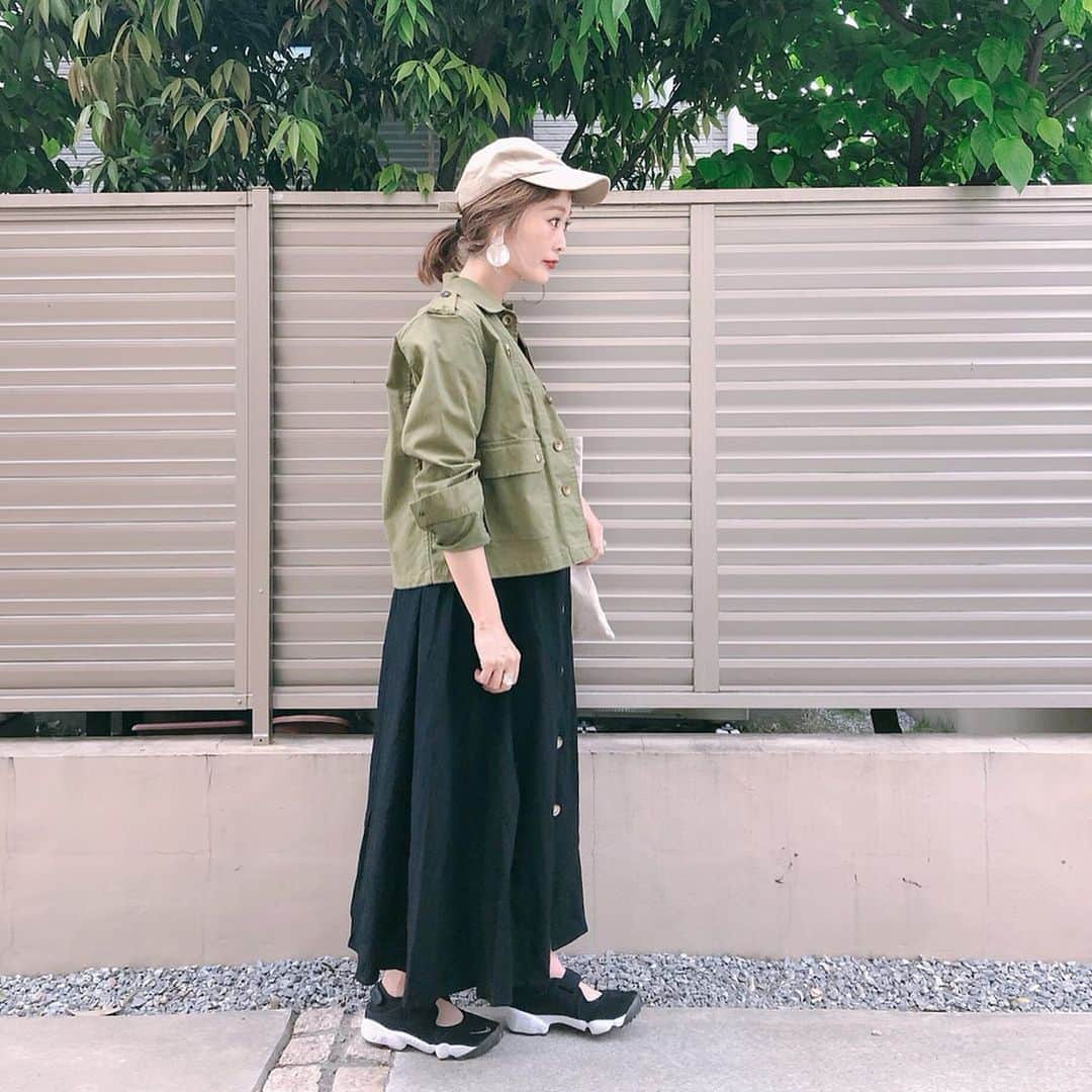Kikuno Sayumiさんのインスタグラム写真 - (Kikuno SayumiInstagram)「〻2way onepiece 〻 ・ ・ ・ @roomys_official の#リネンタッチ2WAYボタンワンピース を2通り着回してみたよ𓂃 ・ ベルト付きだけど無しで着てる。サイズはフリーサイズ、色はブラック💡 ・ ・ 1枚で着てスカーフやバレエシューズで女らしくしたり、ミリジャケやキャップでカジュアルに着ても◎ ・ ポケット付き🙆‍♀️ ・ ・  onepiece▶ @roomys_official ・ ・ ・  #カジュアル#夏コーデ#패션스타그램#옷스타그램#오오티디#ファッション#fashion#ママ#ママコーデ#プチプラコーデ#大人カジュアル#シンプルコーデ#大人可愛い#ジユジョ#マタニティコーデ #ぷんにー#ママリ#ママリファッション#妊娠8ヶ月#UNIQLO#ユニジョ#2way#着回しコーデ#roomys#roomys_style」5月24日 14時26分 - sayumikikuno