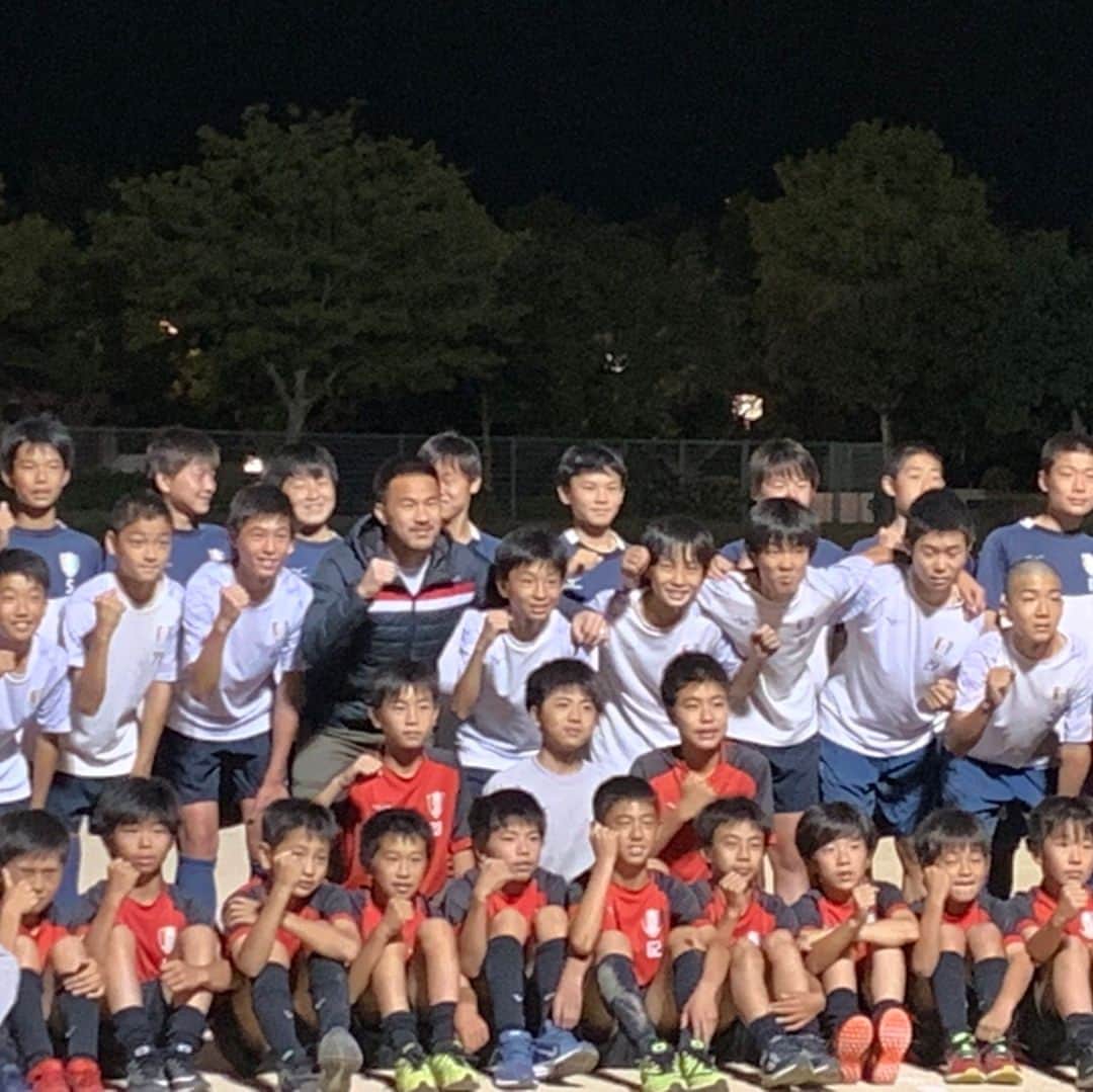 岡崎慎司のインスタグラム：「自分のアカデミーを見学しにいきました。 練習と紅白戦見たけど活気があって、みんな一生懸命で俺もサッカーしたくなった。 ここから海外で勝負する選手が出て欲しいな。 そのためにも俺が引っ張らないとな。 サンテレビのアナウンサーの湯浅さんにも久しぶりに会って、色んな話を出来ました。 いつか湯浅さんとコンビでサンテレビでお世話になります。笑 あと、代表選出されました。不甲斐ないシーズンで自分も色々葛藤はあります。ただ経験を伝える以上に必死にまた代表の為に力になりたいです。 マイスターのアカデミーの子達にも頑張ると伝えたしね👊👊🤞 #1番大好きなアナウンサー#湯浅さん#MeisterSUMAFC」