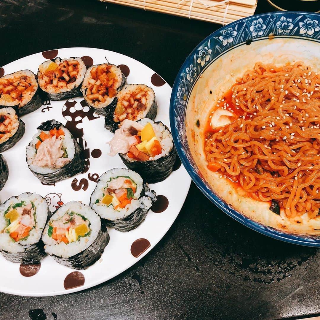 キュヒョンさんのインスタグラム写真 - (キュヒョンInstagram)「김밥을 만들어 보았어요.. 안에 재료들이 자꾸 빠져나와서 승질나요.. #김밥만들규 #맛있규 #다이어트망해써 #불어묵김밥 #참치마요김밥」5月24日 14時43分 - gyuram88