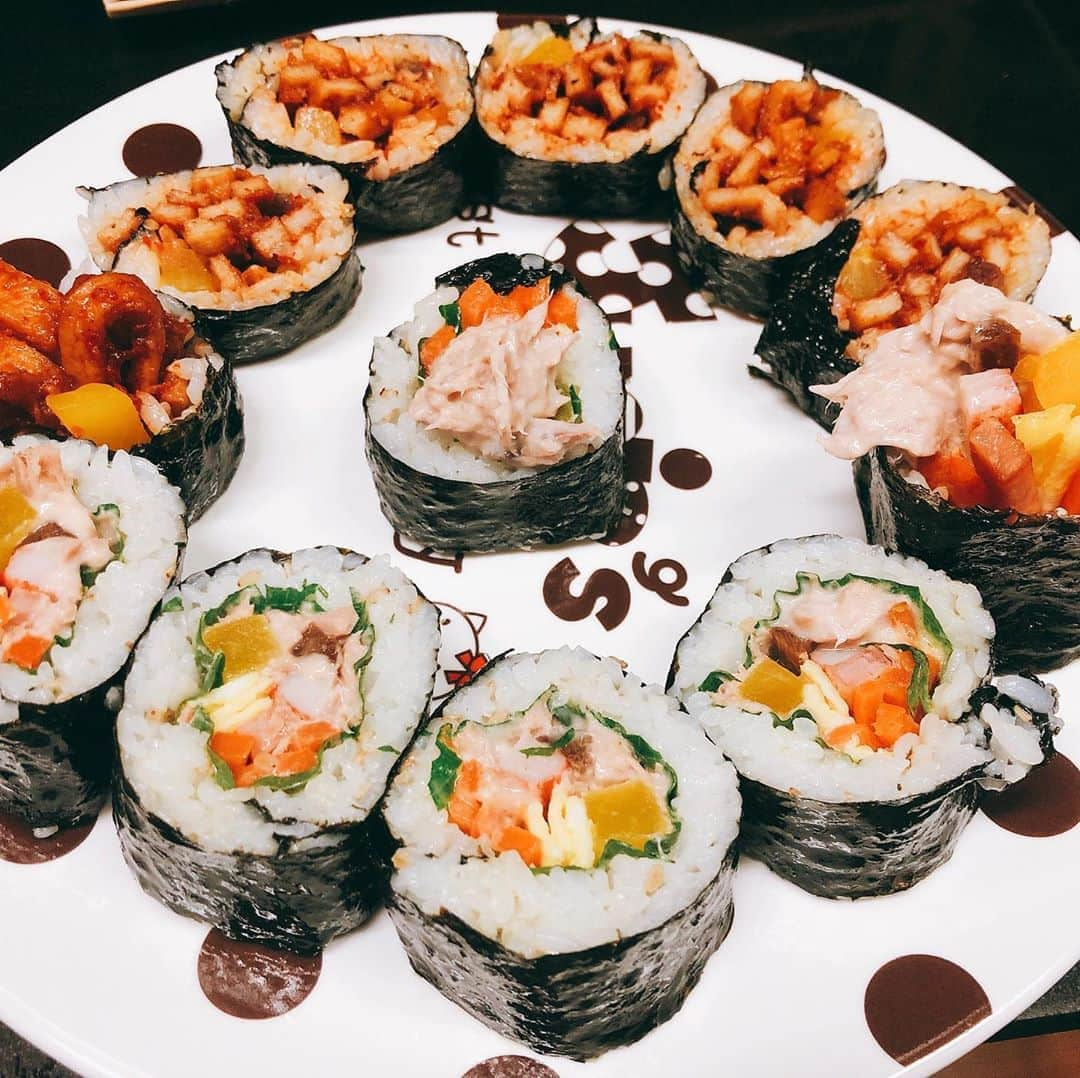 キュヒョンさんのインスタグラム写真 - (キュヒョンInstagram)「김밥을 만들어 보았어요.. 안에 재료들이 자꾸 빠져나와서 승질나요.. #김밥만들규 #맛있규 #다이어트망해써 #불어묵김밥 #참치마요김밥」5月24日 14時43分 - gyuram88