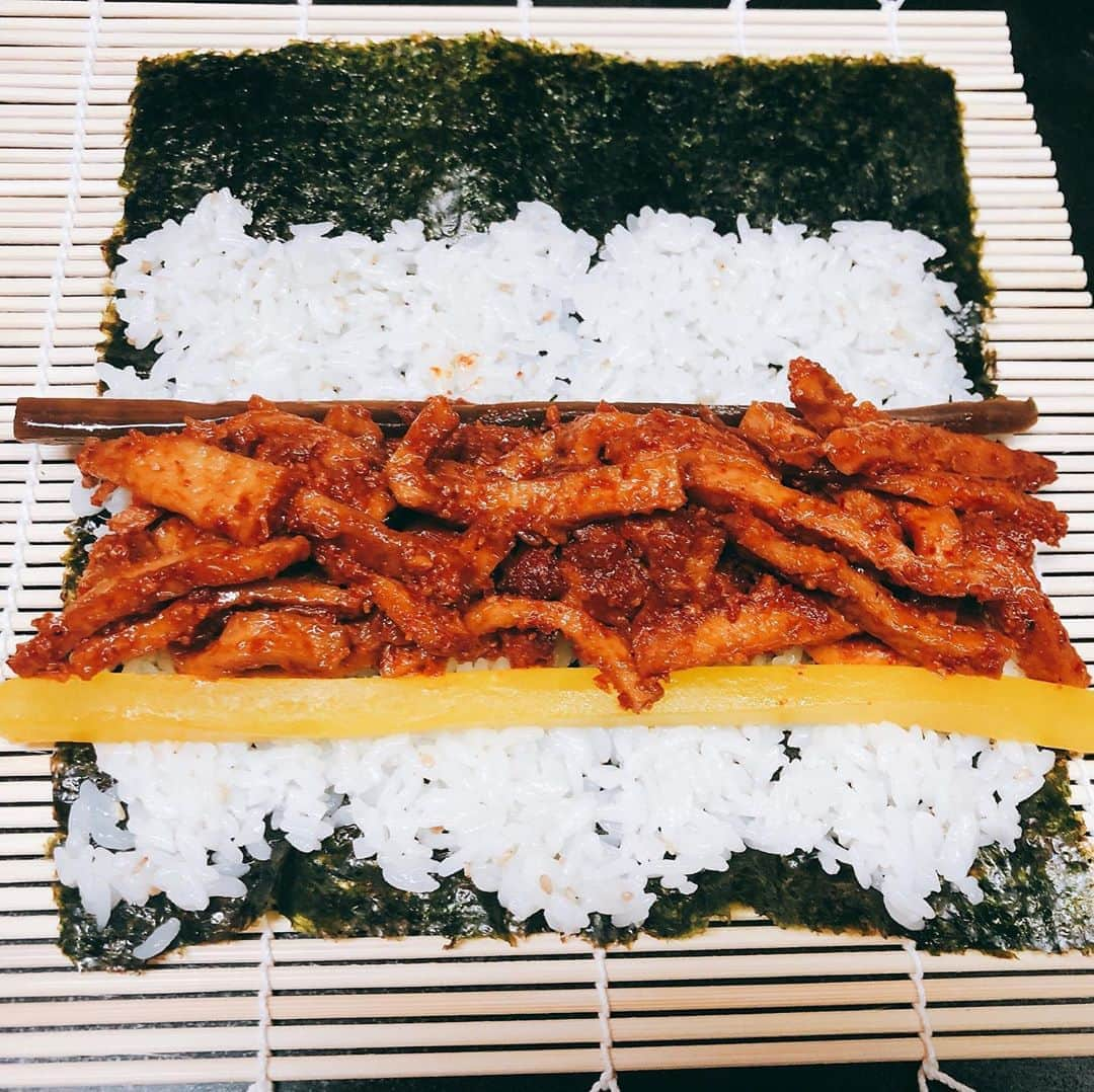 キュヒョンさんのインスタグラム写真 - (キュヒョンInstagram)「김밥을 만들어 보았어요.. 안에 재료들이 자꾸 빠져나와서 승질나요.. #김밥만들규 #맛있규 #다이어트망해써 #불어묵김밥 #참치마요김밥」5月24日 14時43分 - gyuram88