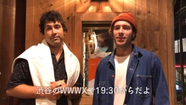 ホステス・エンタテインメントのインスタグラム：「いよいよ今夜より初来日公演が行われる西海岸サイケロックバンド、アラーラズ @allahlas からメッセージが到着🥳 今夜は渋谷WWWXで一緒に華金を楽しもう🤩  また渋谷の @pilgrimsurfsupply では、アラーラズのアートワークも手掛けるロビー・サイモン @brojazz のエキシビションも開催中👀こちらも要チェック🌟 #allahlas #robbiesimon」