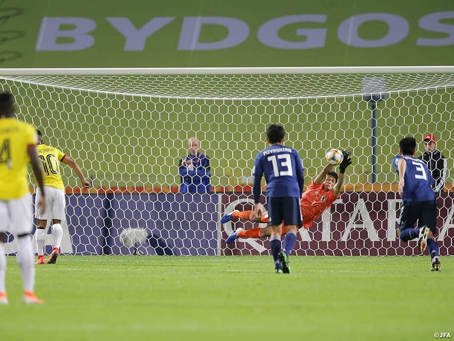 日本サッカー協会さんのインスタグラム写真 - (日本サッカー協会Instagram)「📸Match Photos② U-20日本代表は5月23日(木)、FIFA U-20ワールドカップポーランド2019の初戦でU-20エクアドル代表と対戦しました。前半にビハインドを追う難しい展開となりましたが、68分に山田康太選手がゴールを奪い、試合は1-1で終了。初戦は引き分けに終わりました。 ・ この試合で勝ち点1を手にした日本は、グループステージ突破に向けて26日(日)に中2日で第2戦・メキシコ戦に挑みます。 ・ GK 1 #若原智哉 DF 2 #東俊希 DF 3 #小林友希 DF 4 #瀬古歩夢 DF 5 #菅原由勢 MF 6 #郷家友太 →66' FW 14 #西川潤 MF 7 #伊藤洋輝 MF 9 #斉藤光毅 →HT FW 13 #宮代大聖 MF 10 #齊藤未月 (C) MF 16 #山田康太 →90+2' FW 20 #中村敬斗 FW 11 #田川亨介 ・ 監督 #影山雅永 ・ 🏆FIFA U-20ワールドカップポーランド 📅グループステージ 5/24 1-1 vsエクアドル🇪🇨 5/26 22:30 vsメキシコ🇲🇽 5/30 01:00 vsイタリア🇮🇹 ・ #daihyo #jfa #U20WC」5月24日 14時42分 - japanfootballassociation