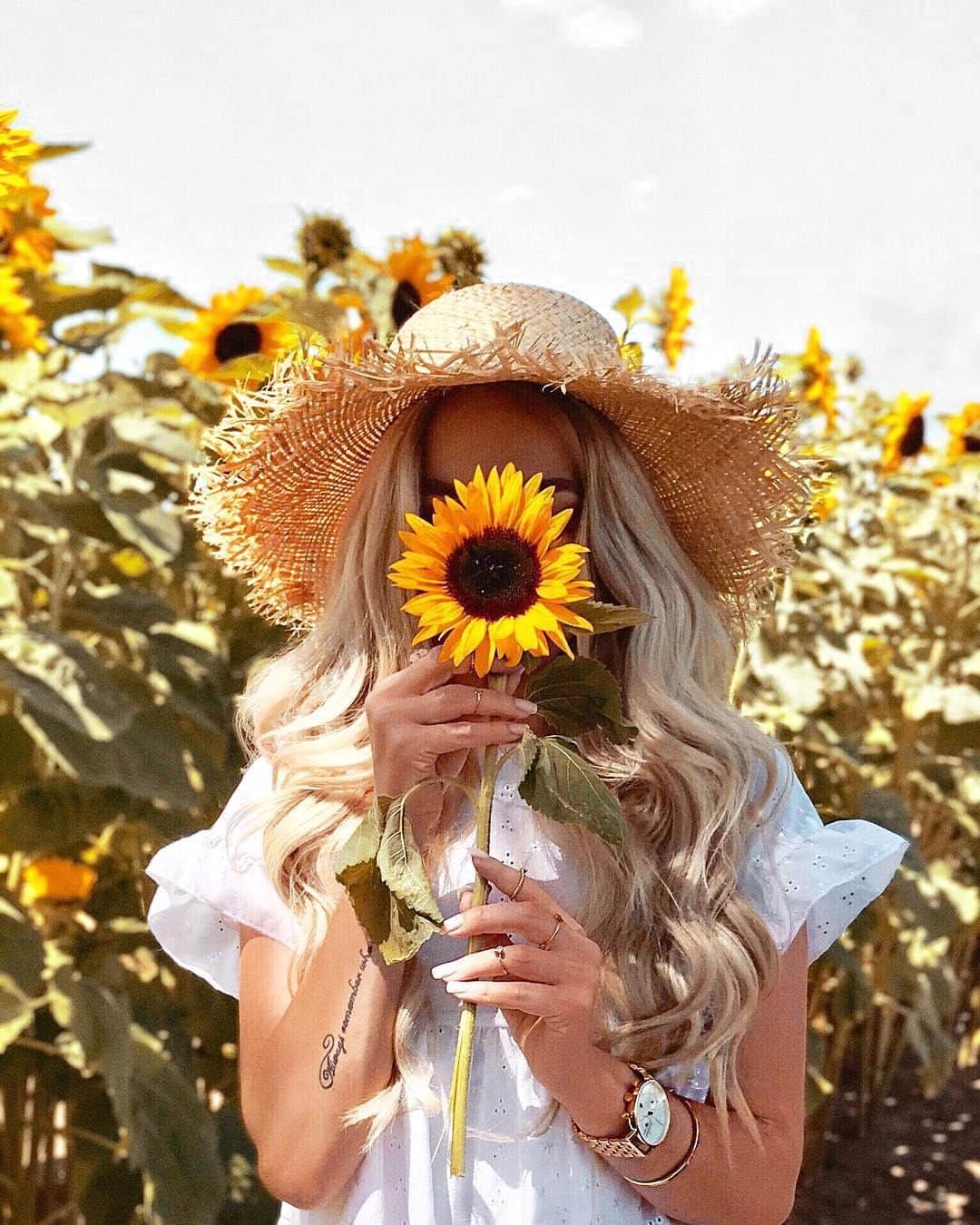 Kapten & Sonさんのインスタグラム写真 - (Kapten & SonInstagram)「'We're all golden sunflowers inside.' 🌻 @lenasaibel wears the golden Chrono! Are you ready for some summer vibes? #bekapten #kaptenandson⠀ .⠀ .⠀ .⠀ #sunflower #summertime #summeroutfit #ootd #ootdfash #fashiongoals #prettylittleiiinspo #instadaily #instagood #watches」5月24日 15時00分 - kaptenandson