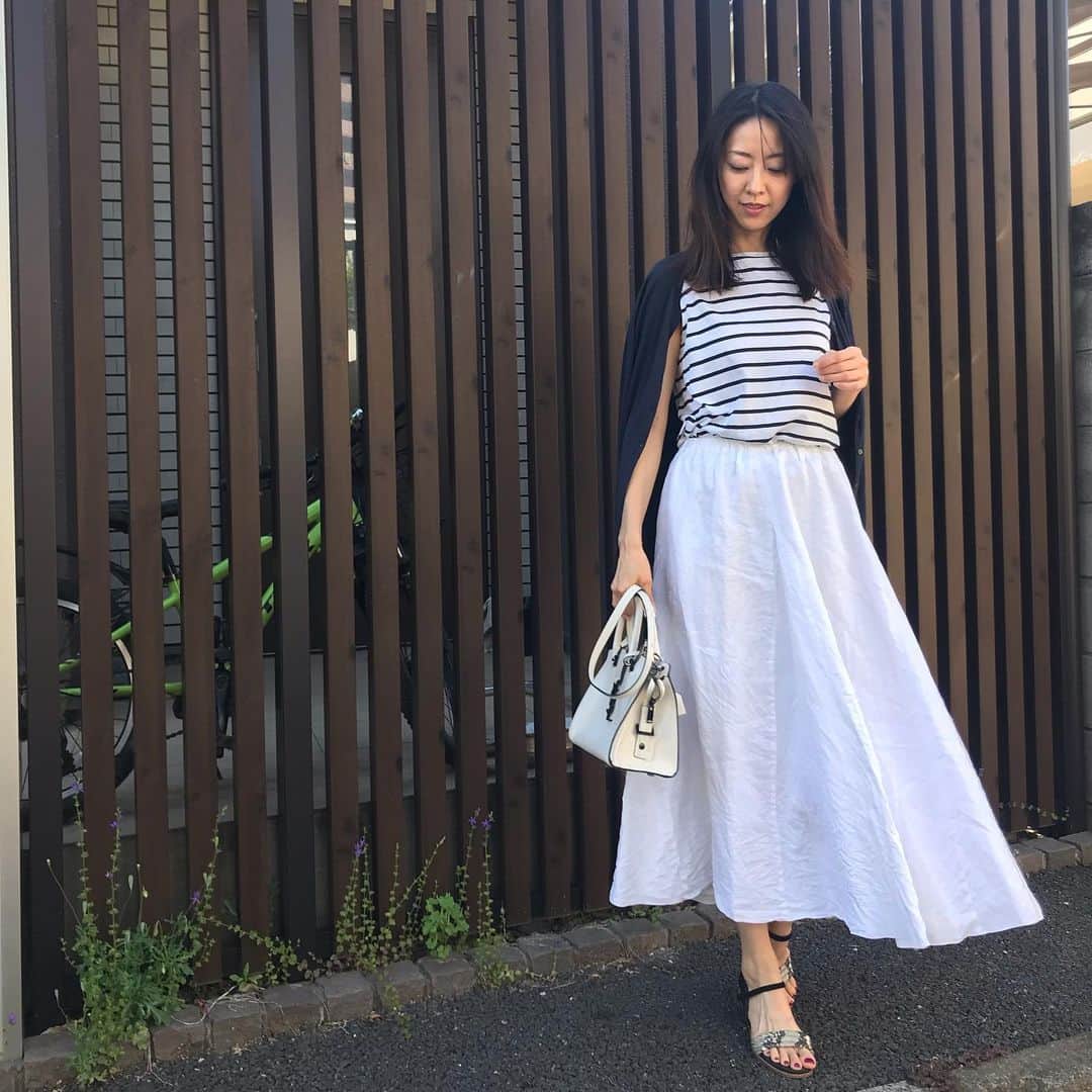 榊ゆりこさんのインスタグラム写真 - (榊ゆりこInstagram)「あ、あつっ😵💦真夏日 ロングスカートをはく1週間 DAY3 #ロングスカートをはく1週間#ロングスカート#johnsmedley #plst#spickandspan #ysl  #アラフィフファッション#おばちゃん白いスカートにシマシマ着る#アラフィフモデル」5月24日 15時00分 - yuricosakaki