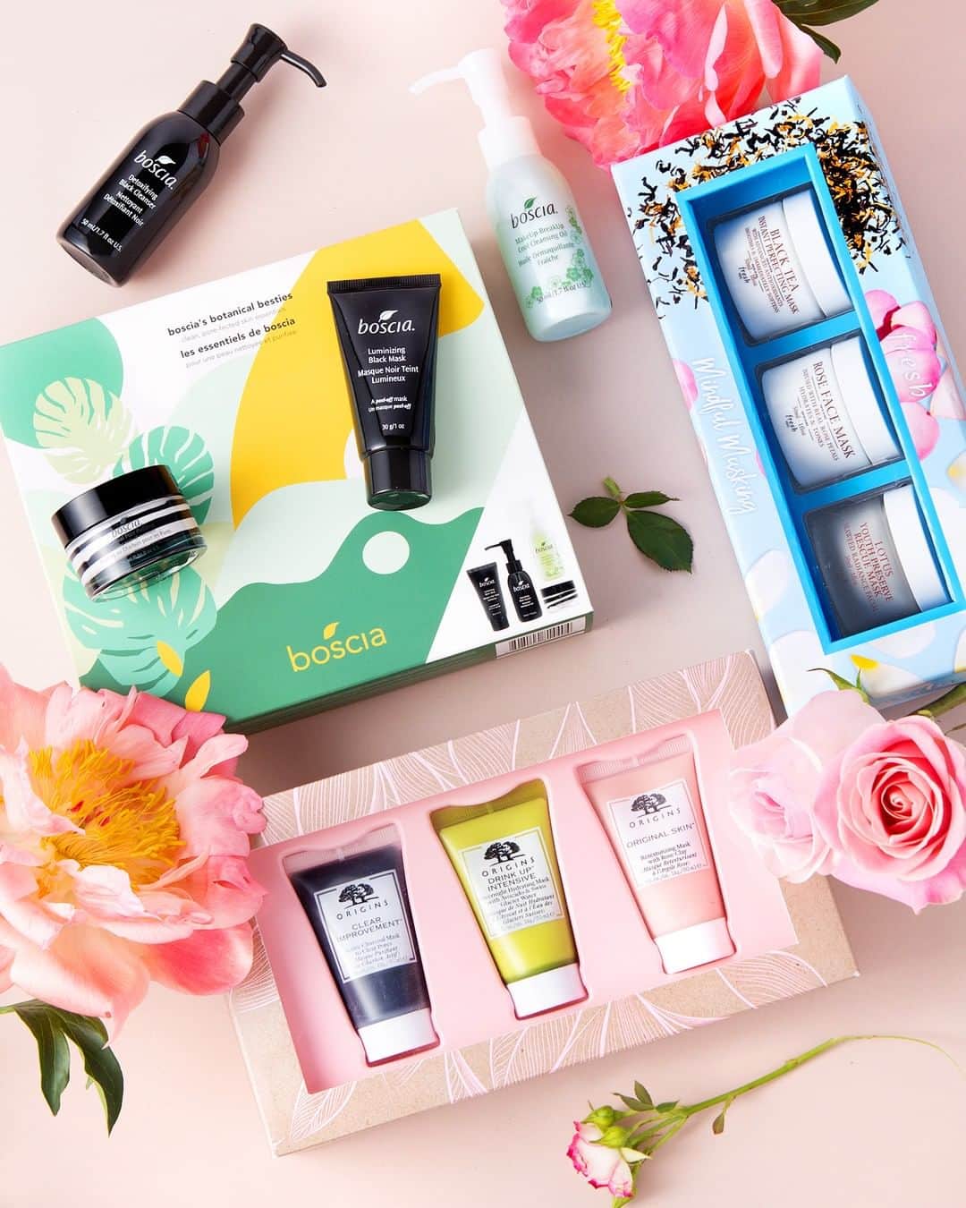 のインスタグラム：「En panne d'idée pour la fête des mères ? 🤔  Il y a des cadeaux qui font TOUJOURS plaisir, comme  les coffrets de soins pour la peau! 😜  Il ne reste plus qu'à trouver celui qui plaira à votre maman chez Sephora ! ❣  #SephoraMamanForever #SephoraFrance」