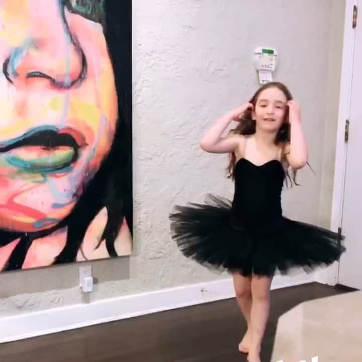 のインスタグラム：「This is Lux , I painted the Piece behind her in 2013 she was just a baby and now she is  a swan! #rollandberry #LUX #ballerina #bendreality #beliveinyourself #blessed #billionaire #timeisprecious #losangeles #golden #blackswan #dancemoves #energy #frequency #vibration #love #unstoppable #universe #iwillalwaysmissyoujason」