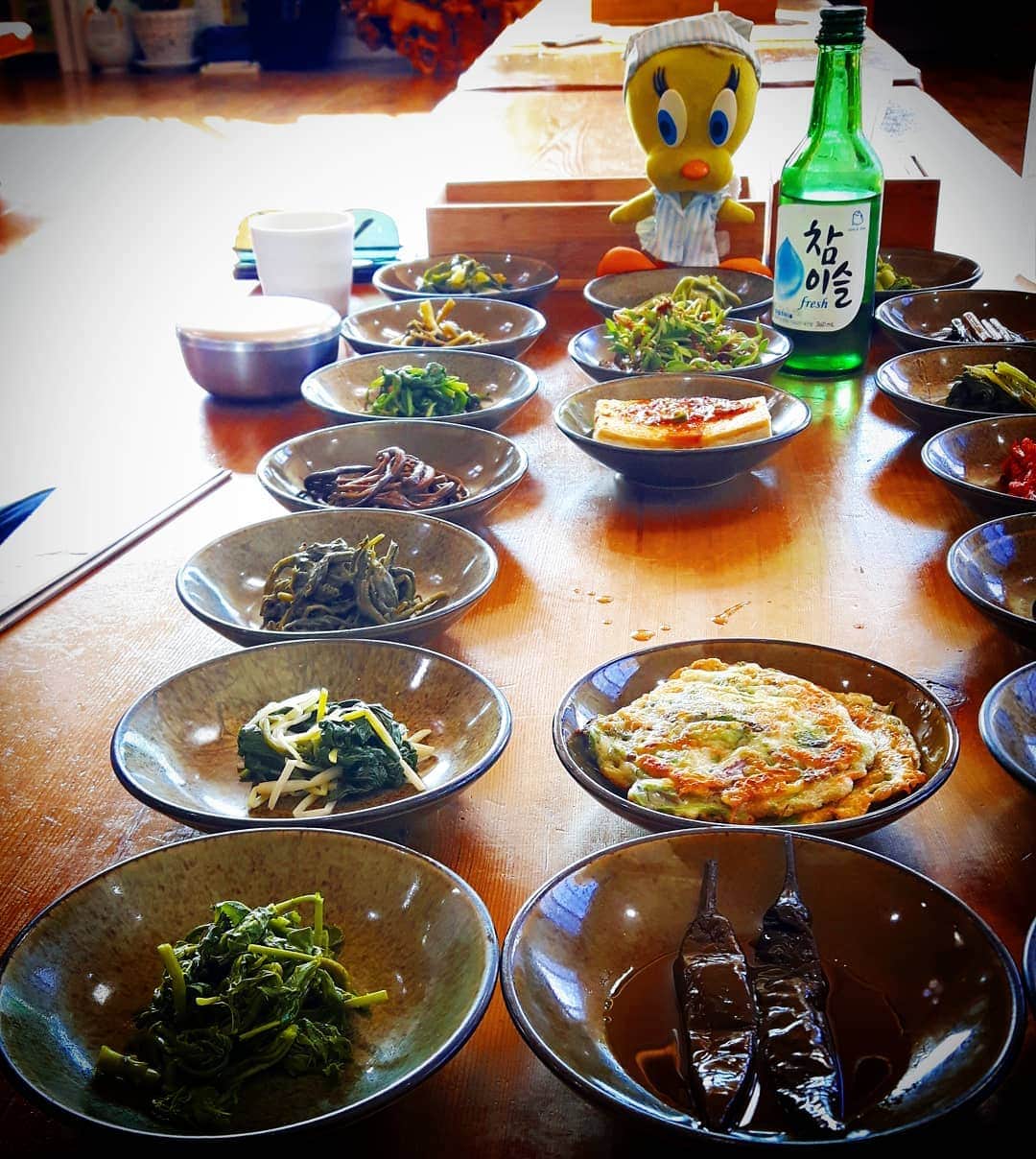Little Yellow Birdさんのインスタグラム写真 - (Little Yellow BirdInstagram)「My last meal in South Korea: an all vegetarian set menu with wild vegetables! Delicious, and of course accompanied by a bottle of soju!! #littleyellowbird #tweety #tweetykweelapis #adventures #yellow #bird #pyeongchang #wildvegetables #setmenu #산채정식 #food #goodfood #koreanfood #soju #소주 #southkorea #zuidkorea #korea #travel #traveling #wanderlust #timetogohome #tomylovedones #stuffedanimalsofinstagram #plushiesofinstagram」5月24日 14時54分 - tweetykweelapis