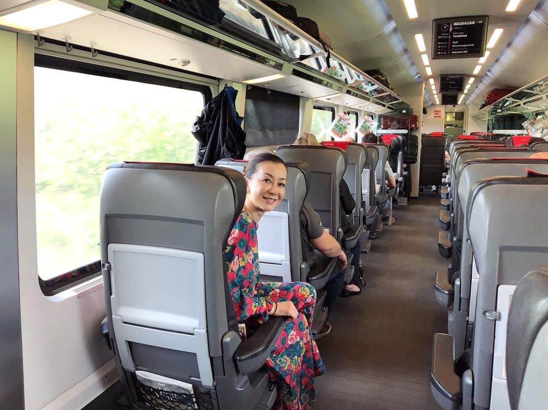 桐島かれんさんのインスタグラム写真 - (桐島かれんInstagram)「ブダペストからウィーンまで、2時間40分の鉄道の旅。 #budapest #ブダペスト #ウィーン #鉄道の旅」5月24日 20時27分 - houseoflotuskaren