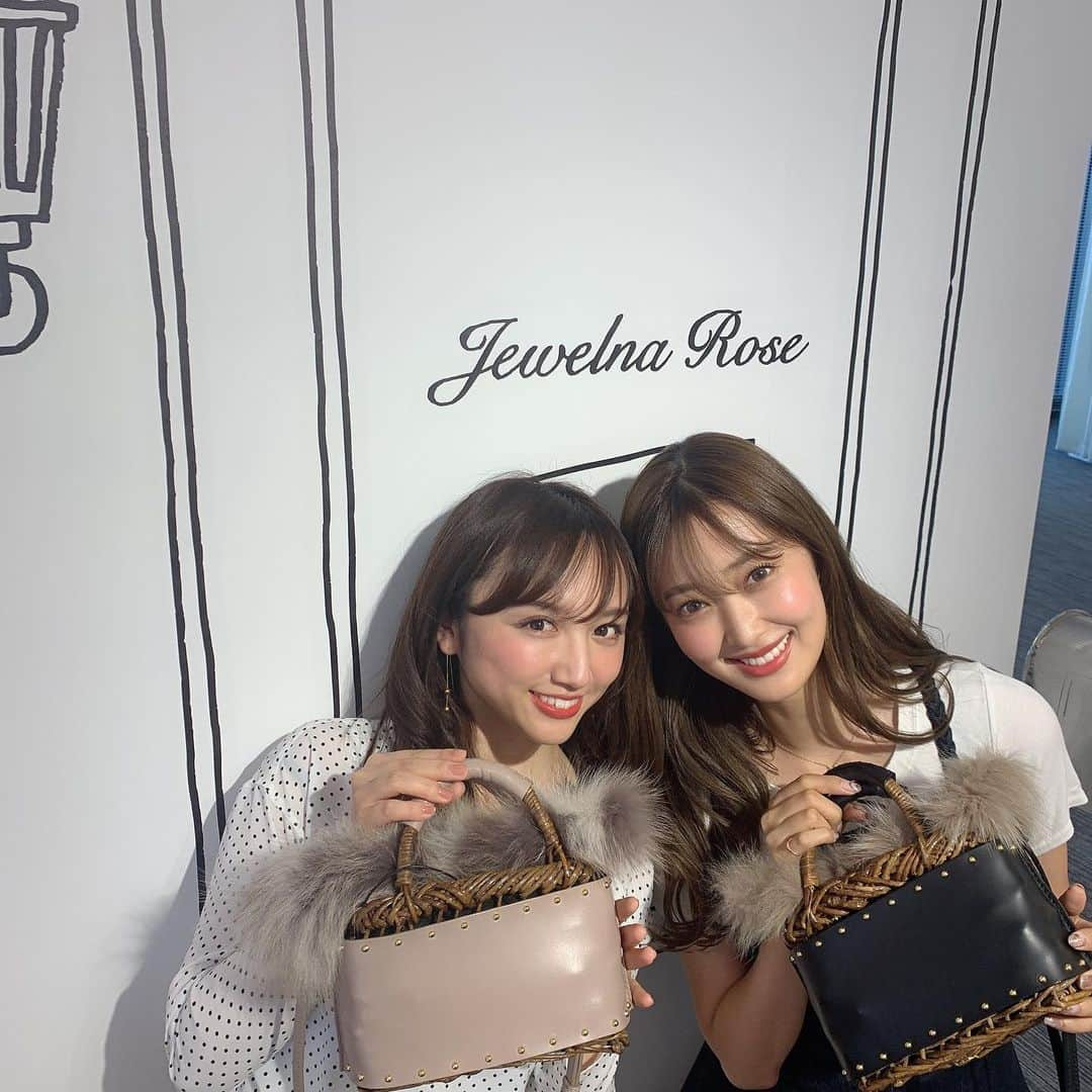 佐達ももこさんのインスタグラム写真 - (佐達ももこInstagram)「りなたーーん😊❤️ @jewelnarose_official のA/W展示会👜 ファー付きのかごバック可愛くてオーダーしたよ❤️ . . #jewelnarose#bag」5月24日 20時28分 - sadamomodayo