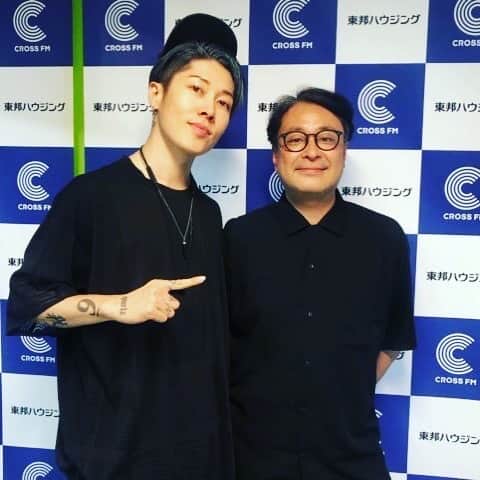 栗田善太郎のインスタグラム：「かっこええよね。 俺の背中に手が回ってるんだよ。」