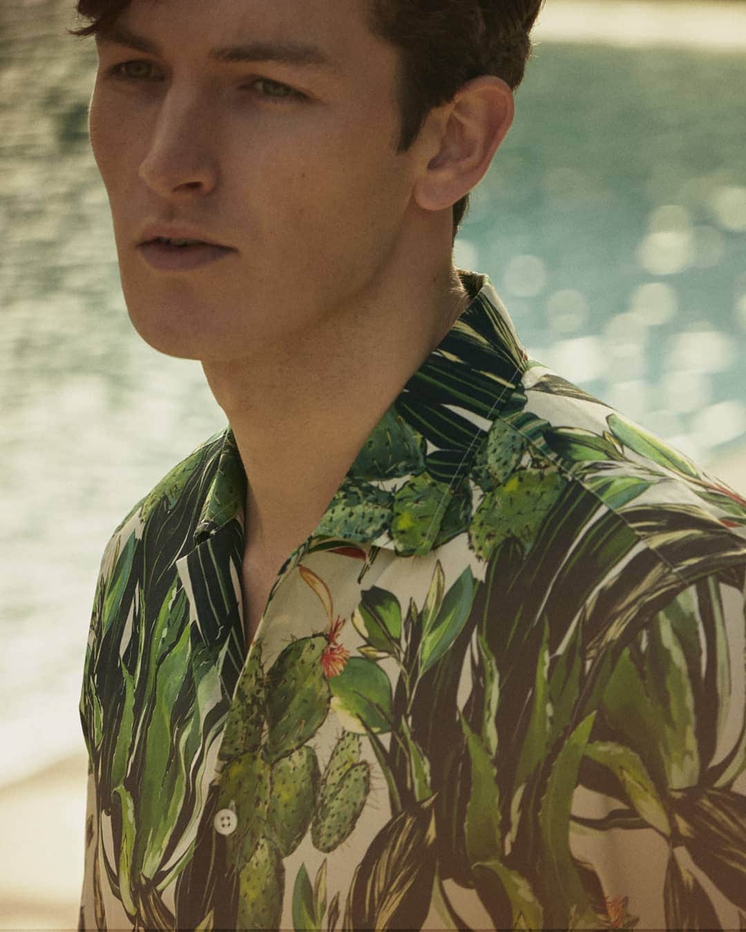 ギーブス&ホークスのインスタグラム：「#throwbacksummer. Silk cactus print shirt from the Gieves & Hawkes Spring Summer '19 ready-to-wear collection. Shop the #ageofexploration via the link in the bio. . #summer #ageofexploration #menswear #menstyle #ootdmen #mensstyle #summerstyle」