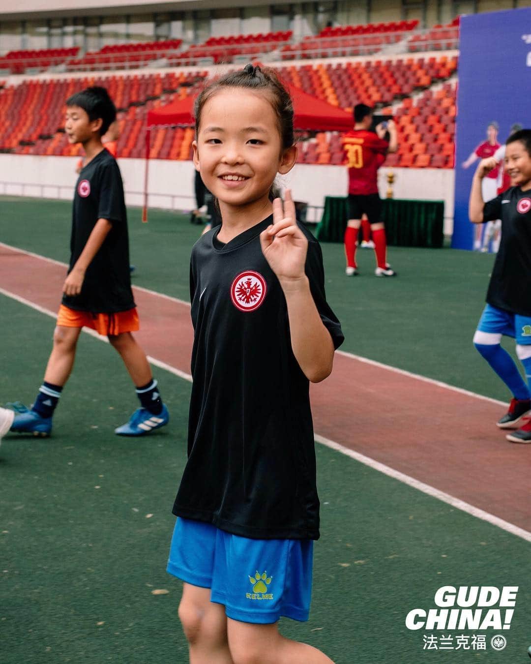 アイントラハト・フランクフルトさんのインスタグラム写真 - (アイントラハト・フランクフルトInstagram)「Training with kids 🤗 • • #GudeChina #footballasitsmeanttobe #bundesliga #china #sge #eintracht #frankfurt #eintrachtfrankfurt」5月24日 15時05分 - eintrachtfrankfurt