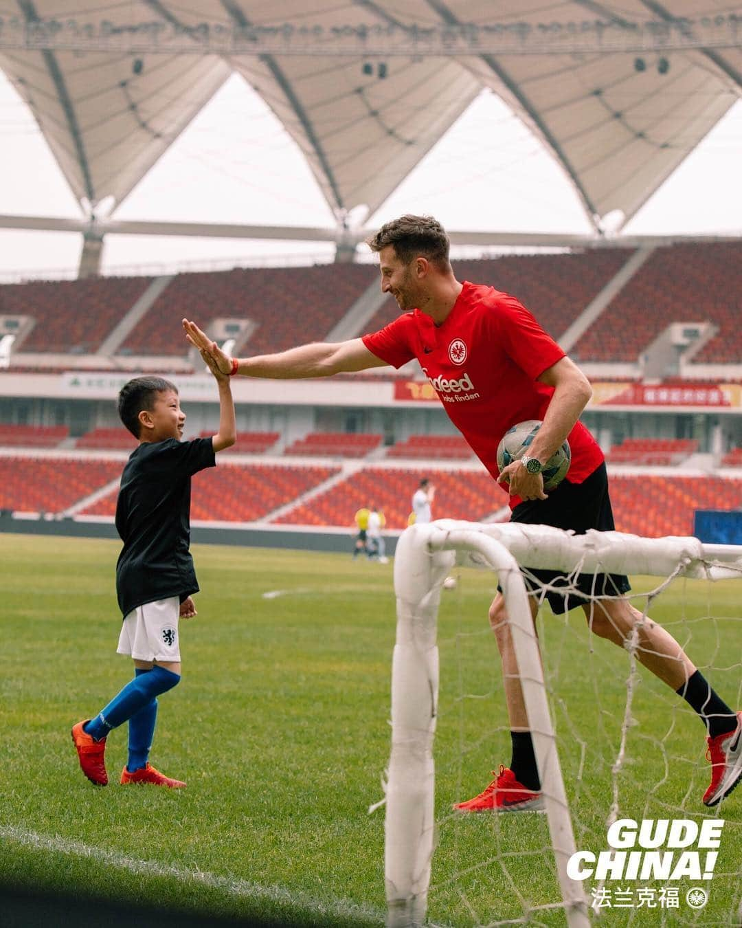 アイントラハト・フランクフルトさんのインスタグラム写真 - (アイントラハト・フランクフルトInstagram)「Training with kids 🤗 • • #GudeChina #footballasitsmeanttobe #bundesliga #china #sge #eintracht #frankfurt #eintrachtfrankfurt」5月24日 15時05分 - eintrachtfrankfurt