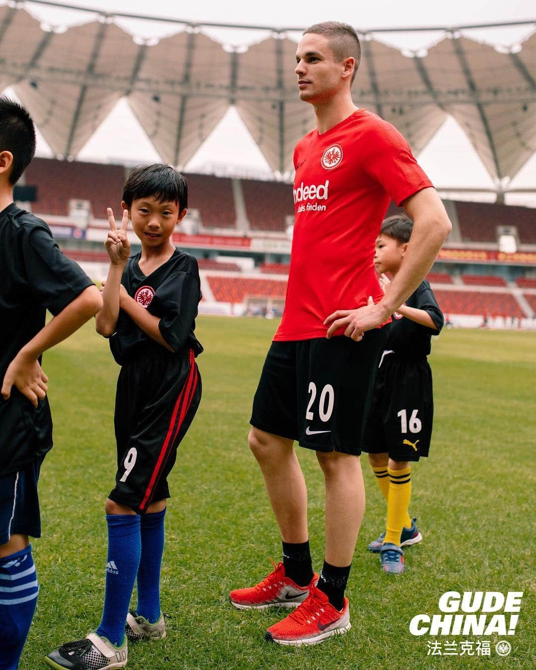 アイントラハト・フランクフルトさんのインスタグラム写真 - (アイントラハト・フランクフルトInstagram)「Training with kids 🤗 • • #GudeChina #footballasitsmeanttobe #bundesliga #china #sge #eintracht #frankfurt #eintrachtfrankfurt」5月24日 15時05分 - eintrachtfrankfurt