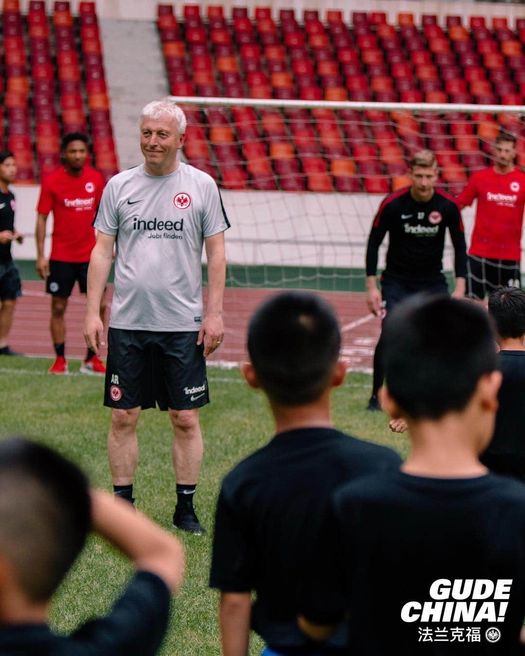 アイントラハト・フランクフルトさんのインスタグラム写真 - (アイントラハト・フランクフルトInstagram)「Training with kids 🤗 • • #GudeChina #footballasitsmeanttobe #bundesliga #china #sge #eintracht #frankfurt #eintrachtfrankfurt」5月24日 15時05分 - eintrachtfrankfurt