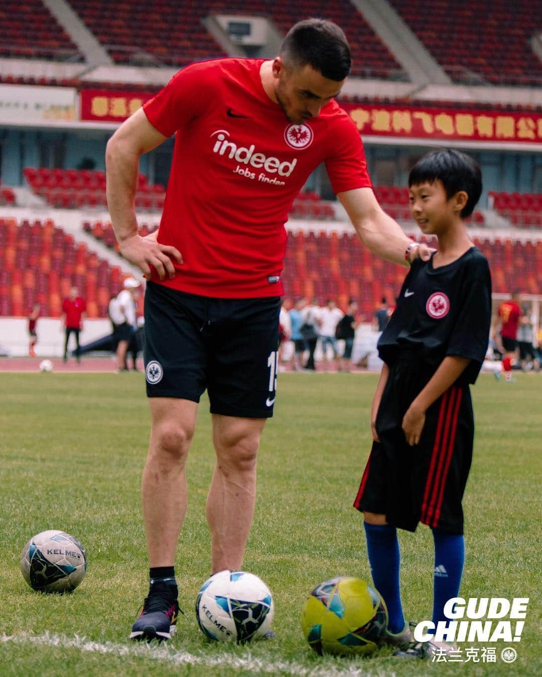 アイントラハト・フランクフルトさんのインスタグラム写真 - (アイントラハト・フランクフルトInstagram)「Training with kids 🤗 • • #GudeChina #footballasitsmeanttobe #bundesliga #china #sge #eintracht #frankfurt #eintrachtfrankfurt」5月24日 15時05分 - eintrachtfrankfurt