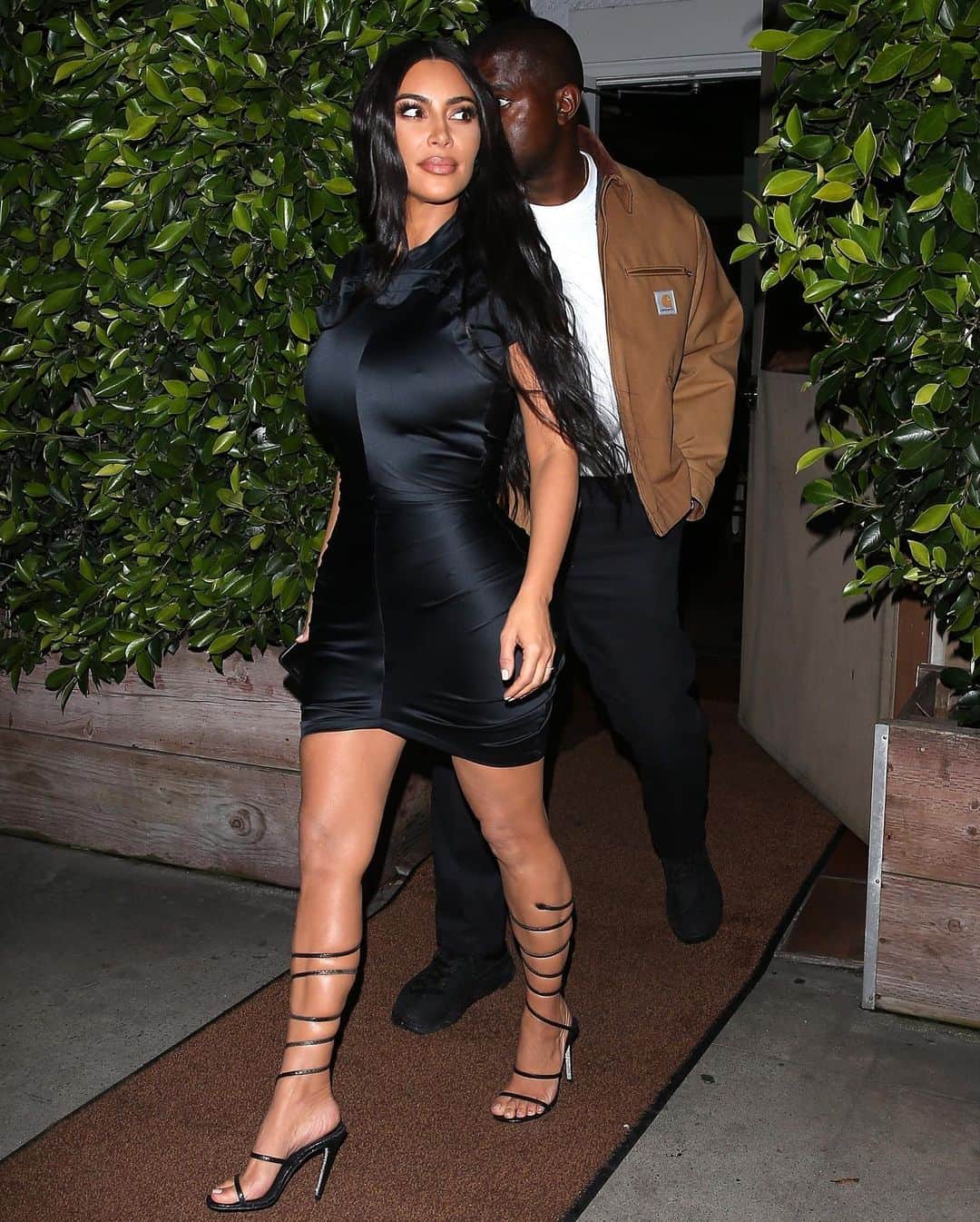 Just Jaredさんのインスタグラム写真 - (Just JaredInstagram)「New parents @kimkardashian & Kanye West enjoy date night in Santa Monica! #KimKardashian #KanyeWest Photos: Backgrid」5月24日 15時06分 - justjared