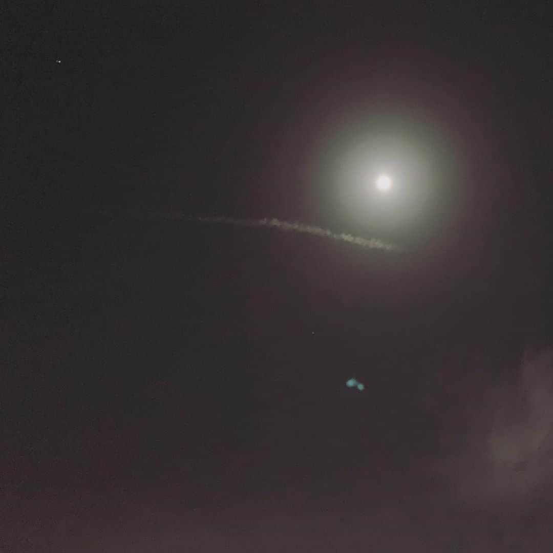 manaka（福本まなか）さんのインスタグラム写真 - (manaka（福本まなか）Instagram)「ㅤㅤ きれいと思った月を撮ると、龍のような雲がよく写り込む。これもその一つ🌛」5月24日 15時07分 - knm.a0