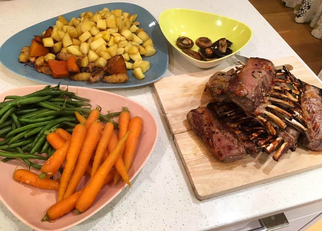 Sophie Pascoeさんのインスタグラム写真 - (Sophie PascoeInstagram)「It’s #NationalLambDay today! If I was at home right now I’d be cooking up my favourite dish to share with my family and friends, sweet chilli mint lamb racks! 💚 What’s your favourite lamb dish to cook at home?」5月24日 15時18分 - sophpascoe1