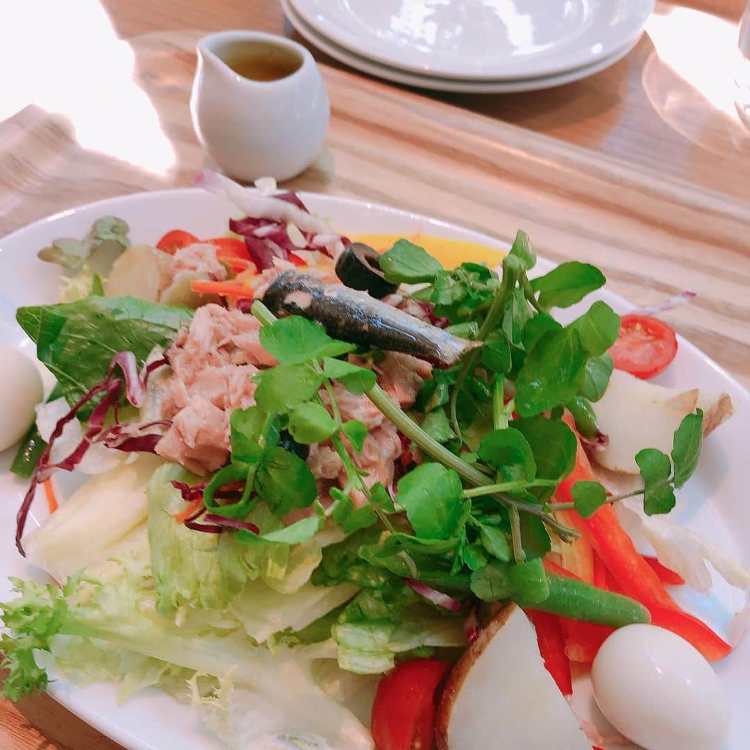佐伯紅緒さんのインスタグラム写真 - (佐伯紅緒Instagram)「お昼はニース風サラダ。  #everythingsalad」5月24日 15時12分 - beniosaeki