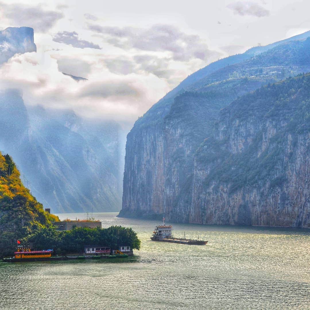 旅行比較サイト・トラベルコ 理想の旅を、いちばん安く。さんのインスタグラム写真 - (旅行比較サイト・トラベルコ 理想の旅を、いちばん安く。Instagram)「#長江 を旅する三峡クルーズで、劉備玄徳が最期を迎えた地として有名な#白帝城 へ。いちばんの見どころは、中国の10元紙幣にも描かれている「夔門（きもん）」の風景。 1枚目は展望台から撮影したもの。なんという雄大さ…！ 訪問日はあいにく雲の多い日だったのですが、雲の切れ間から「天使のはしご」と呼ばれる日の光が差してきて、荘厳な雰囲気を醸し出していました。 展望台以外の場所からでも夔門の撮影は可能なので、お気に入りの角度を探してみては？  このあとクルーズ船は夔門の間を通り、#瞿塘峡 （くとうきょう）と呼ばれる#三峡 のひとつを抜けていきます。 途中でさらに小さい船に分乗して向かった「小小三峡」では、先ほど感じた雄大さをコンパクトに、手が届きそうな距離で体験することができました。船頭さんも気さくで、なかなか楽しいですよ！ * * * あなたが訪れた旅先での写真に《 @travelko_chan 》《 #トラベルコ 》《 #travelko 》とタグ付けして投稿してみてください！こちらのアカウントで紹介させていただくかもしれません♪ * * * #中国 #china #重慶 #重庆 #chongqing #三峡 #長江 #长江 #yangtzeriver #瞿塘峡 #白帝城 #クルーズ #旅行 #海外旅行 #travel #trip #sightseeing #フォトジェニック #旅行好きな人と繋がりたい #写真好きな人と繋がりたい #カメラ女子 #カメラ男子 #followme #instatravel #travelgram #instagood #instaphoto #travelko #トラベルコ #トラベルコちゃん」5月24日 15時18分 - travelko_official