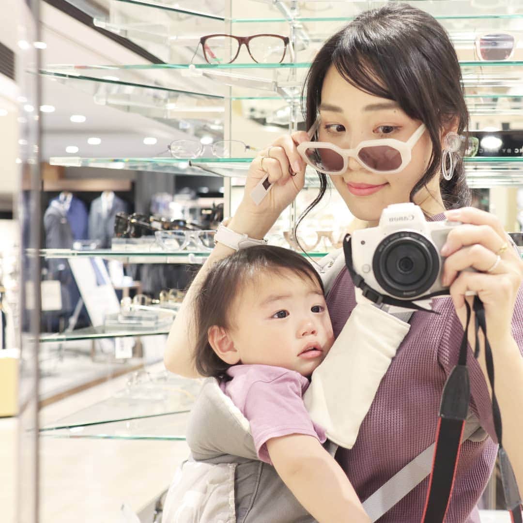 Eri Satoのインスタグラム：「· サングラスを娘に壊されたので😂 @owndays_jp に選びにきた🕶️ いいねとフォローしてくれたみなさまありがとうございました💕 · #OWNDAYS#オンデーズ#フォロ割り#フォロワー数といいね数でメガネが買える#サングラス#新宿#マルイ」