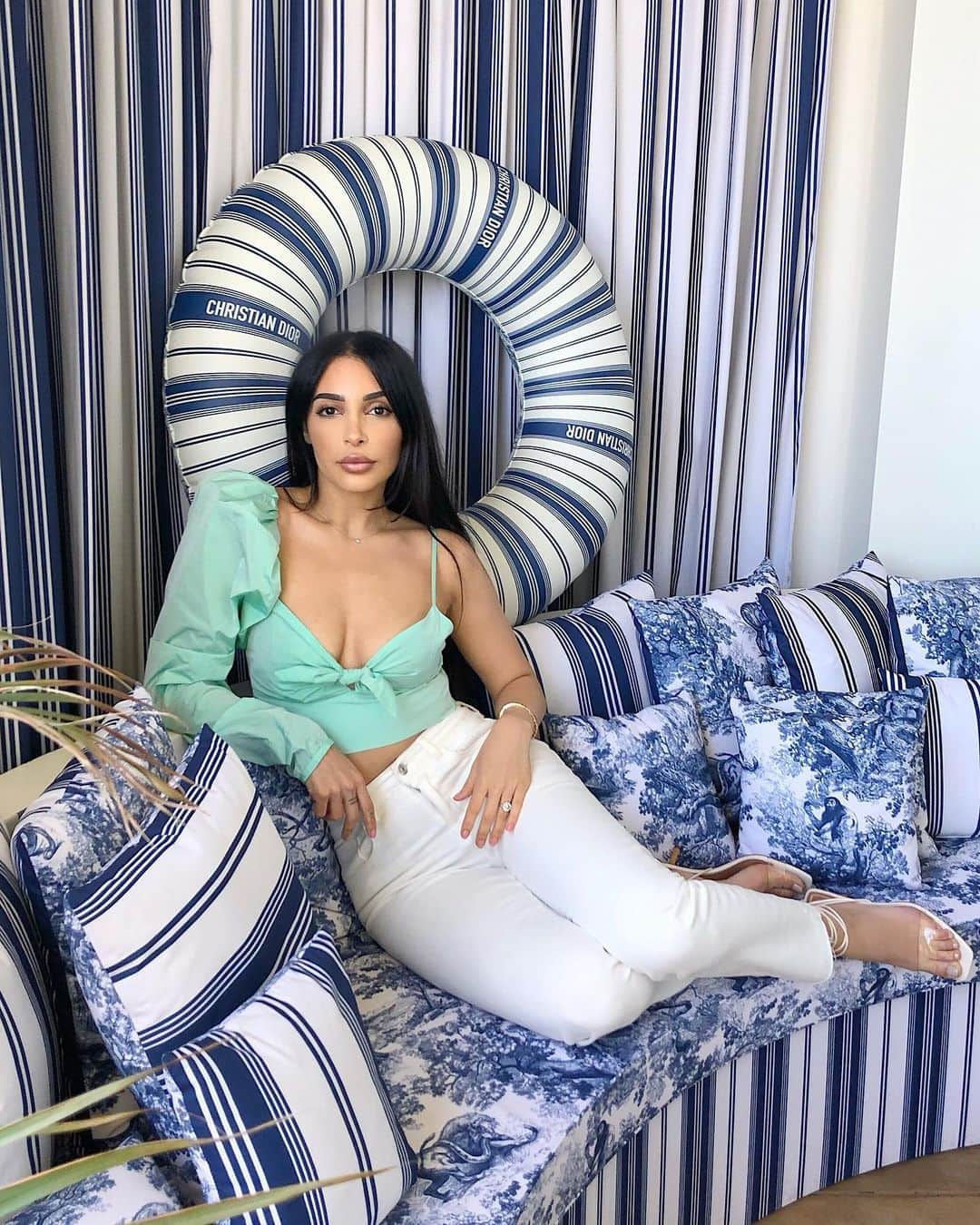 sananasのインスタグラム：「#Cannes2019 with @DiorMakeup 💙Changement de decor ! Je suis hyper excitée d’être à Cannes avec Dior 😆 Je vous fais une visite guidée de la suite en instastory, allez voir c’est magnifique 😍 Ça va vous ? Prêt à affronter la dernière journée avant le week end ?😃 . PS : Toute ma tenue vient de chez @Zara ! J’avoue j’ai du acheter toute la nouvelle collection 😍😆 #DiorMakeUp #Dior #Cannes #Cannes2019」
