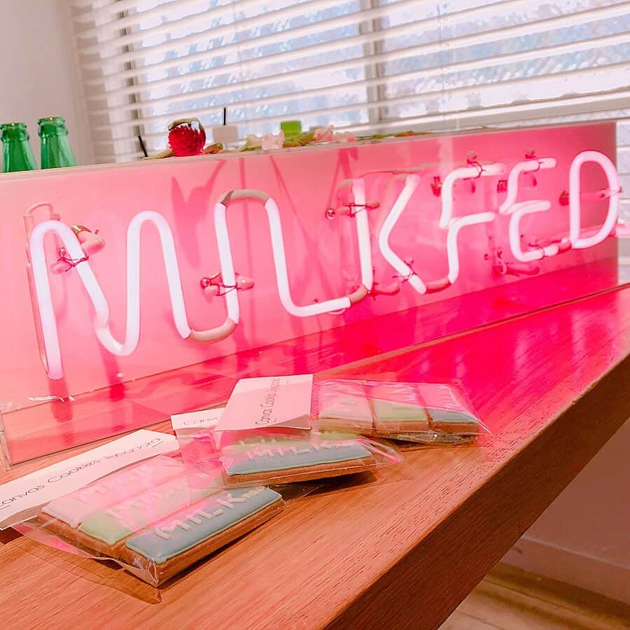 胡桃沢まひるさんのインスタグラム写真 - (胡桃沢まひるInstagram)「MILK.FEDの展示会へ ♡ autumn&winterがもうすぐそこなのを実感してしまった🥺  展示会自体がボリューミーで凄い見応えでした、絶対好きなアイテムが見つかる…✨ デニムのセットアップを購入したので、9月が楽しみでならないよ~~~ お洋服が新しいと気持ちもアガるよね((⊂(∩///˙꒳​˙///∩)⊃))ﾌﾝﾌﾝ  いつもお世話になっているMILKFED.のスタッフさんのお子さんが可愛すぎて一緒に撮ってもらった💕 まひるも心無しか笑顔が若くなっている気がする😆  今回もぇみちぃと一緒に行ったよ！ 毎回ぇみちぃと行ってるからまひちぃ覚えられてるかしら🤔🤔笑  #安定の #まひちぃ #可愛い #大渋滞 #キッズモデルばりのポージング #可愛くて癒された #子供欲しくなるね #ﾆｯｺﾘ #milkfed #exhibition #胡桃沢まひる」5月24日 15時24分 - mahiru104