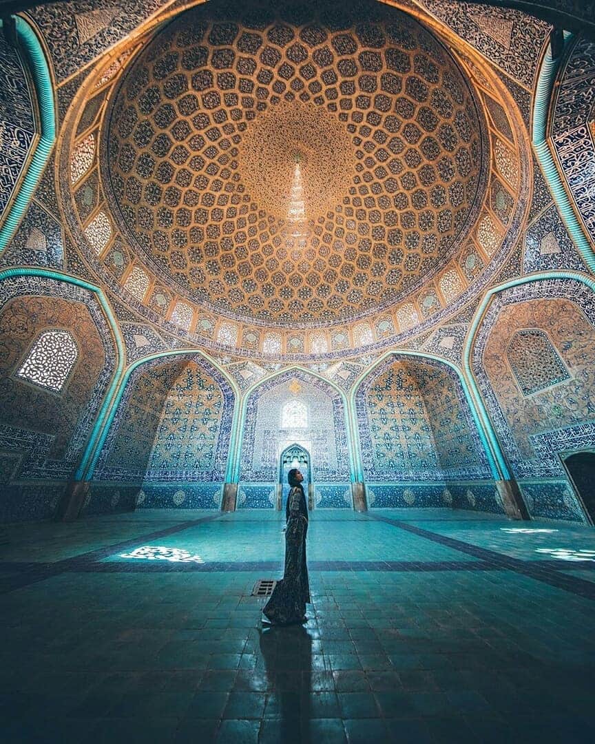 Discover Earthさんのインスタグラム写真 - (Discover EarthInstagram)「As the remnants of the Persian empire that once covered almost the entire area from Greece to China, Iran is full of historic wonders, vibrant colors and incredible architecture ! This beautiful country should be on anyone's bucketlist ! 🇮🇷 Who would you want to discover these amazing places with ? Tag them ! — 📍#DiscoverIran — 📸 Photos by @harimaolee」5月24日 15時25分 - discoverearth