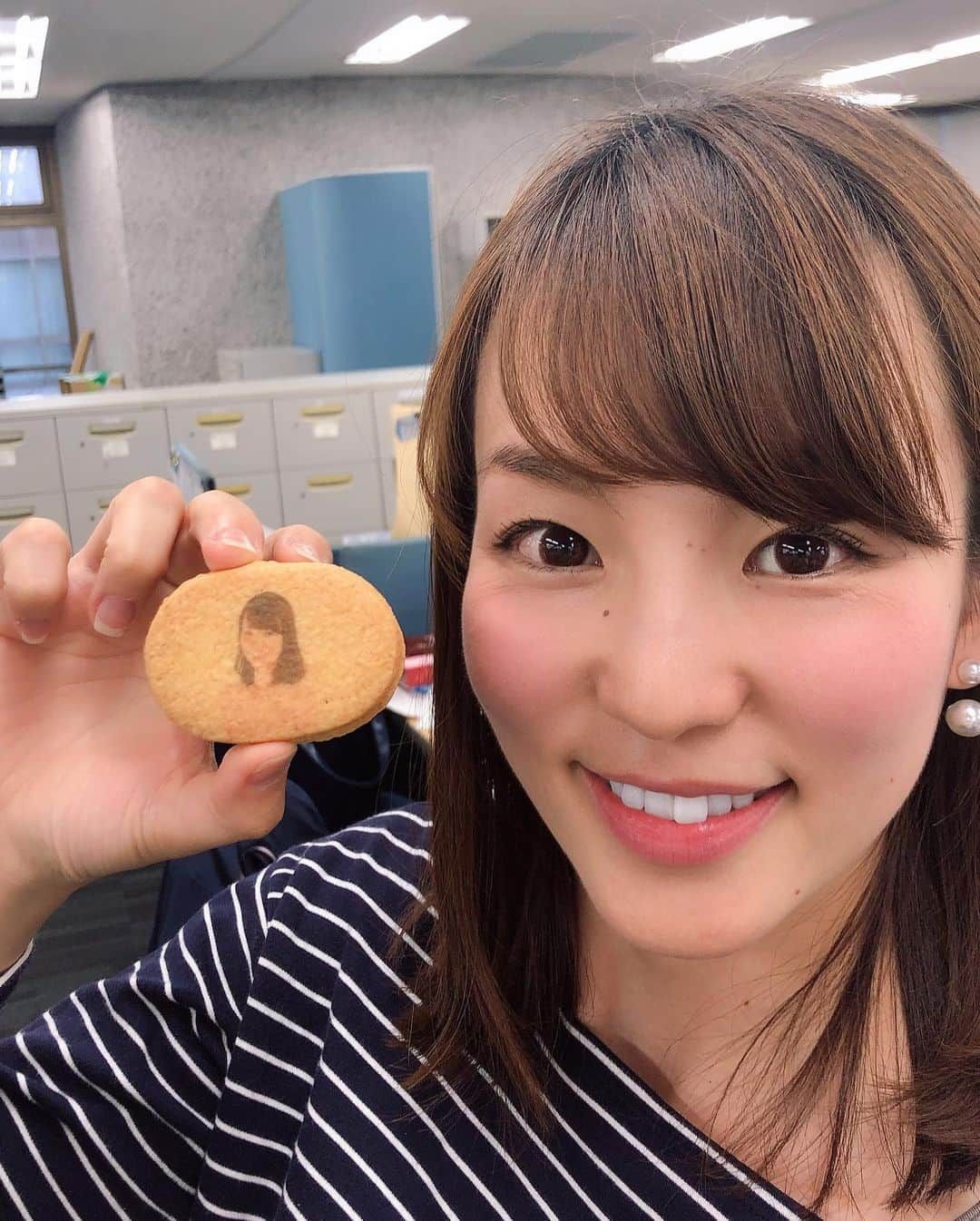 小松千絵さんのインスタグラム写真 - (小松千絵Instagram)「今週のててて！中継で森田ちゃんが紹介した老舗菓子店の清月さん✨ 最近導入したフードプリンターで、レーズンサンドにててて！メンバーそれぞれの顔や番組ロゴをプリントしてくださいました✨ ありがとうございます♡ 機械の進化ってすごい！ 食べるのもったいないと思いつつ、食欲に負けて１つ食べちゃいました♡笑 とっても美味しかったです♡  #清月 #フードプリンター #レーズンサンド #山梨 #てててtv  #アナウンサー #アナウンス部 #櫻井和明 #和泉義治 #三浦実夏 #村上幸政 #森田絵美 #出口美香 #小松千絵」5月24日 15時36分 - komao_chie