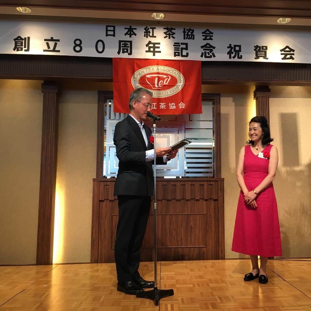 岡田美里さんのインスタグラム写真 - (岡田美里Instagram)「日本紅茶協会が80周年に。 祝賀会で「功労賞」を賜りました✨ 紅茶を飲むといいことがありますね。 ありがとうございました。 #日本紅茶協会 #紅茶 #紅茶のある暮らし #tea」5月24日 15時32分 - millieokada