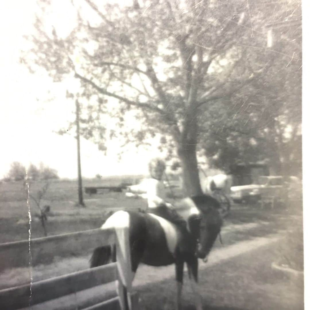 ドット=マリー・ジョーンズさんのインスタグラム写真 - (ドット=マリー・ジョーンズInstagram)「#TBT THROWING IT BACK TO WHEN I WAS 3-4 AND I WAS A COWGIRL!! #COUNTRYGIRL #FLICKATHEPONY #FARMGIRL」5月24日 15時45分 - dotmariejones