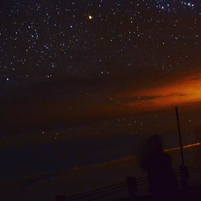 高橋歩のインスタグラム：「﻿ ﻿ 夕焼けの時間から、星空の時間へ。﻿ ﻿ ちょうど、バトンタッチするところ。﻿ ﻿ こういうときって、﻿ なんか、大切なことを思い出すよね。﻿ ﻿ ﻿ 自分の女さえ幸せに出来ない奴に、﻿ 日本も地球も幸せに出来ない。﻿ ﻿ ﻿」