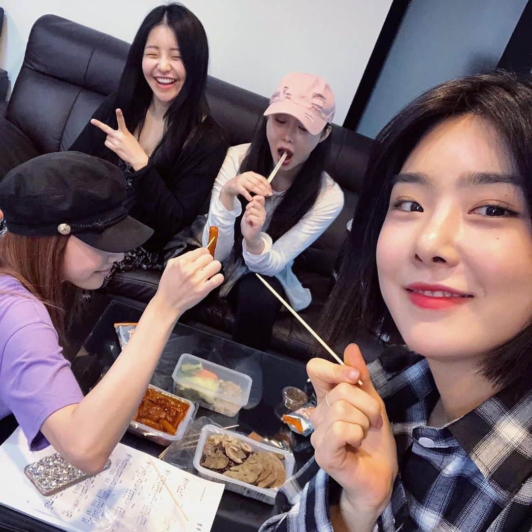 Brave Girlsさんのインスタグラム写真 - (Brave GirlsInstagram)「[#유나] 유나 두번째 벌칙 ^_^.. 멤버들 맛있는거 사주기 ! 저희는 연습실 앞에 분식집 떡볶이를 진짜 좋아해요! 이번에도 떡볶이와 순대를 사서 맛있게 먹었답니다🌝 언제 먹어도 너무 맛있는 떡볶이....💗 ⠀⠀⠀⠀⠀⠀⠀⠀⠀⠀⠀⠀ #브레이브걸스 #Bravegirls #유나 #YUNA」5月24日 16時00分 - bravegirls.official