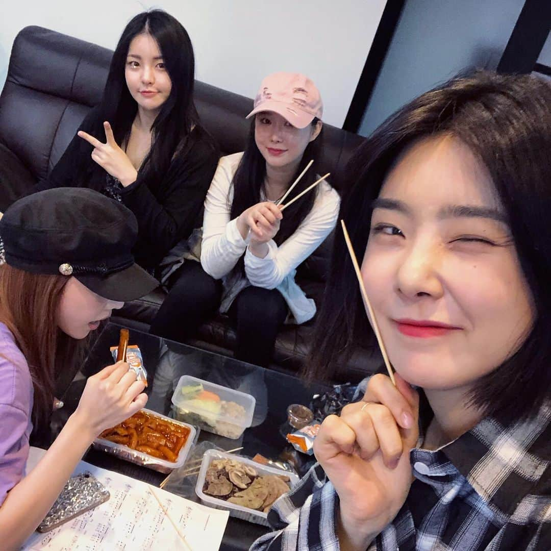 Brave Girlsさんのインスタグラム写真 - (Brave GirlsInstagram)「[#유나] 유나 두번째 벌칙 ^_^.. 멤버들 맛있는거 사주기 ! 저희는 연습실 앞에 분식집 떡볶이를 진짜 좋아해요! 이번에도 떡볶이와 순대를 사서 맛있게 먹었답니다🌝 언제 먹어도 너무 맛있는 떡볶이....💗 ⠀⠀⠀⠀⠀⠀⠀⠀⠀⠀⠀⠀ #브레이브걸스 #Bravegirls #유나 #YUNA」5月24日 16時00分 - bravegirls.official